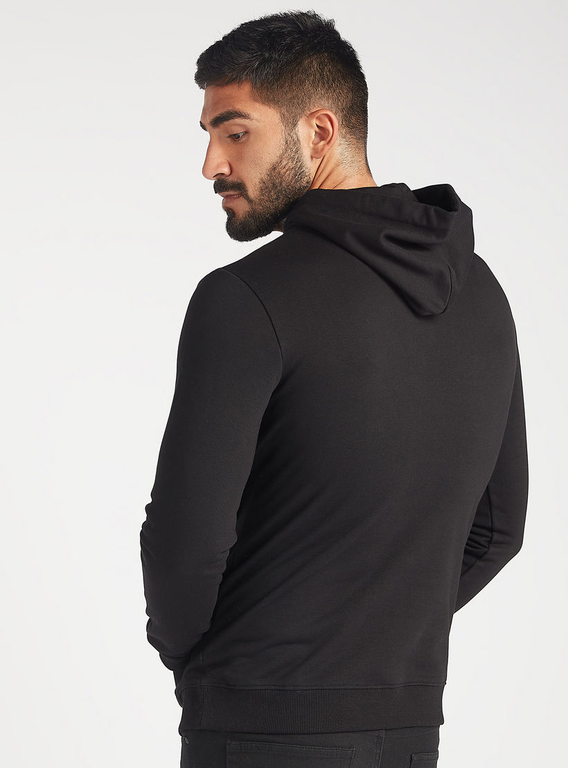 هودي مستدام بجيوب كنغر وأكمام طويلة وطبعات-men-winterwear-hoodiesandsweatshirts-image-4