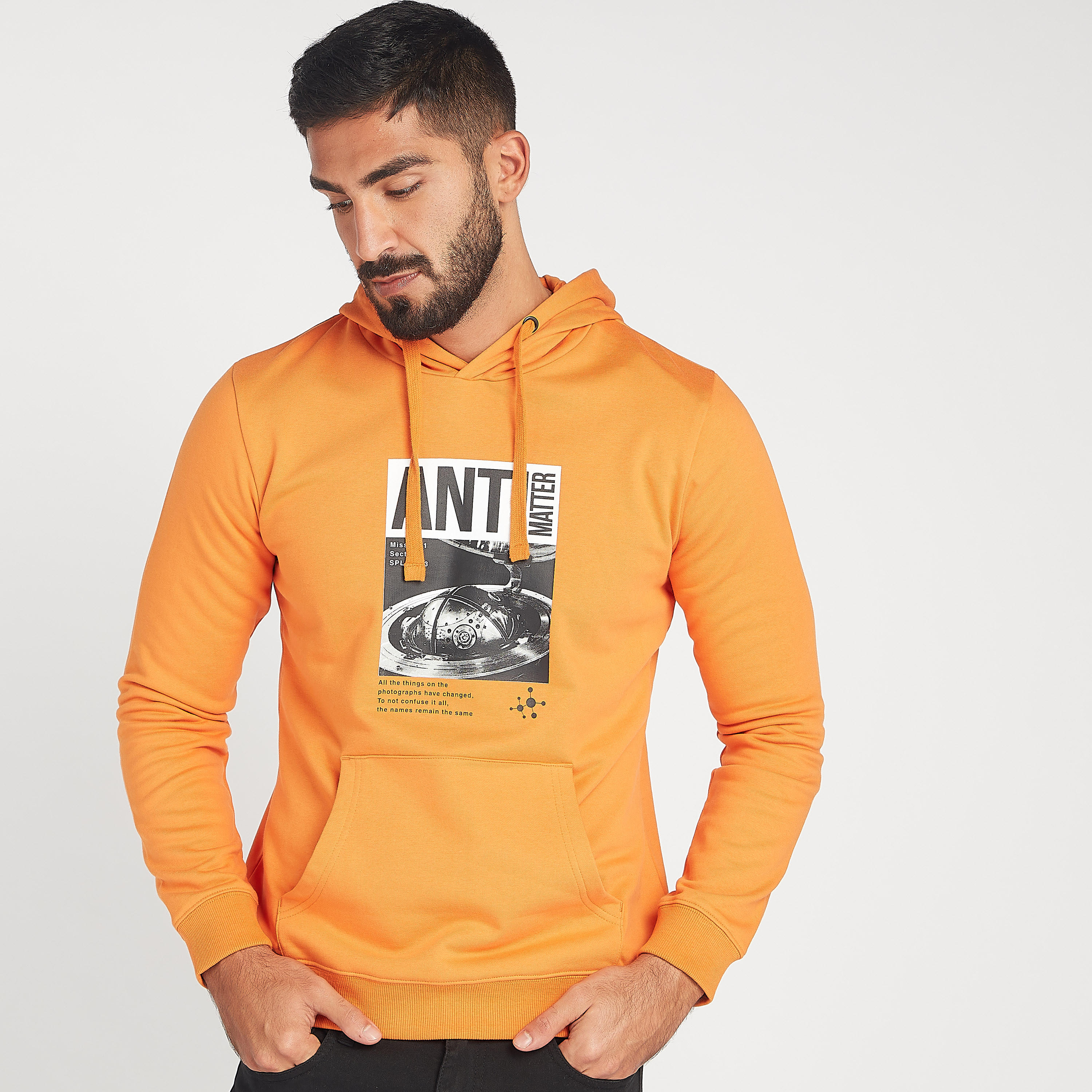 هودي مستدام بجيوب كنغر وأكمام طويلة وطبعات-men-winterwear-hoodiesandsweatshirts-image-1