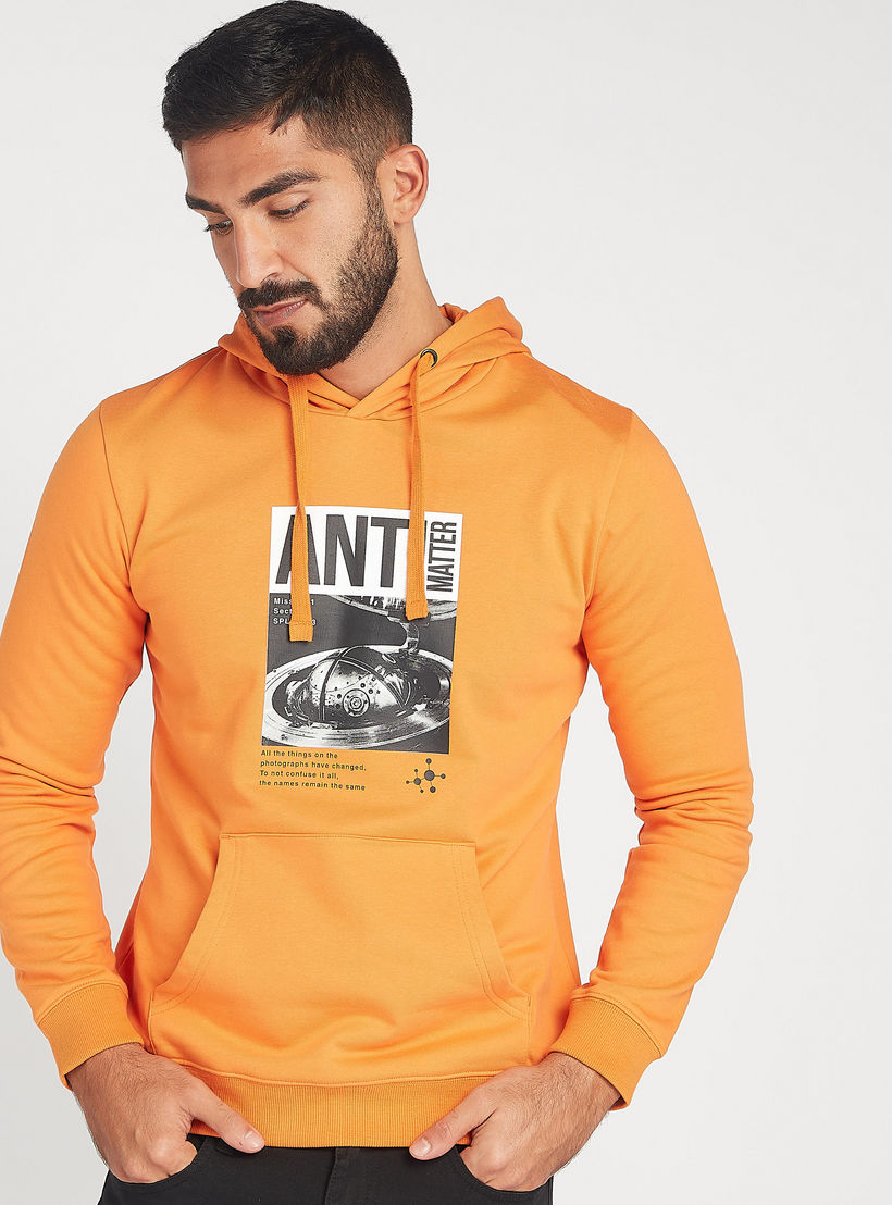 هودي مستدام بجيوب كنغر وأكمام طويلة وطبعات-men-winterwear-hoodiesandsweatshirts-image-1
