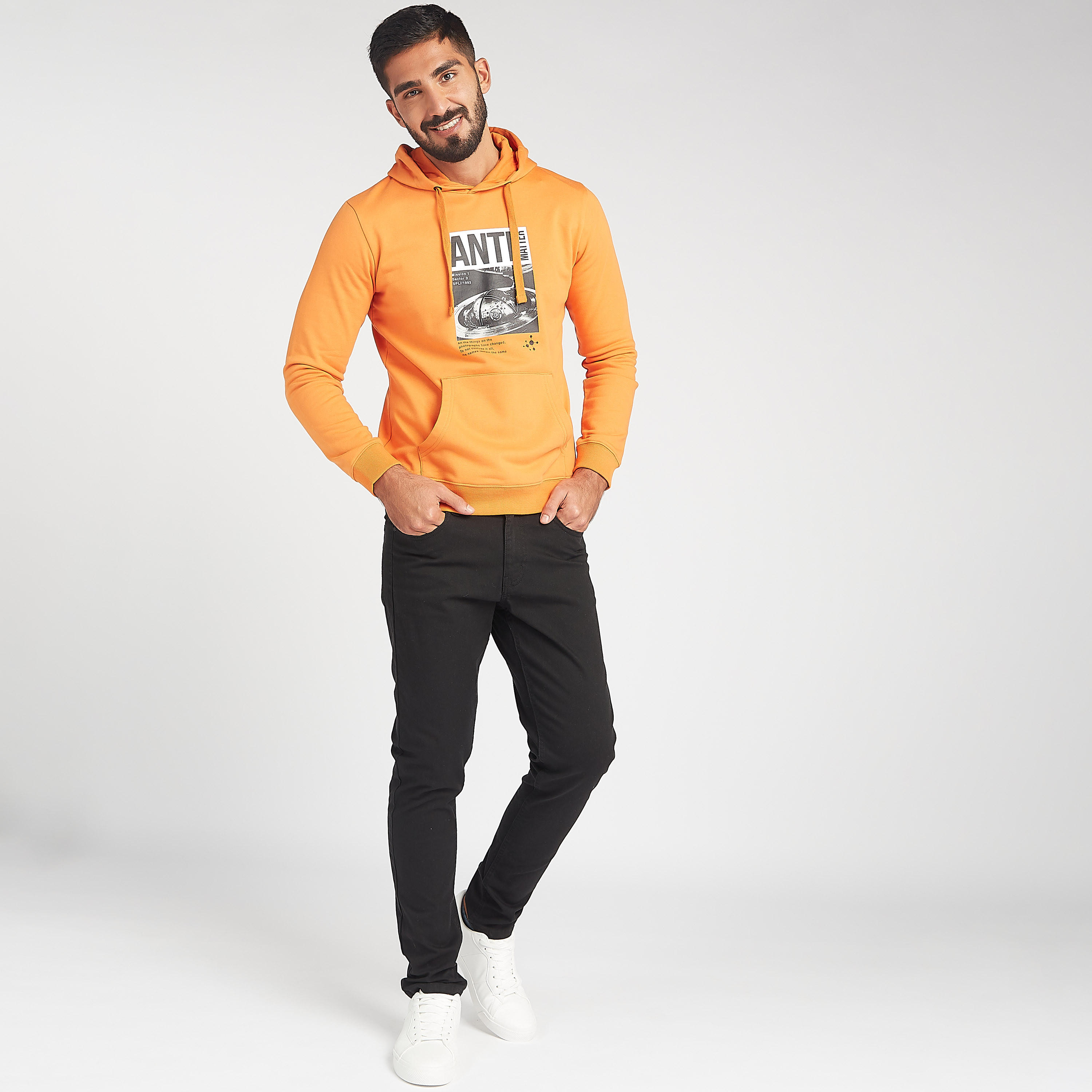 هودي مستدام بجيوب كنغر وأكمام طويلة وطبعات-men-winterwear-hoodiesandsweatshirts-image-2
