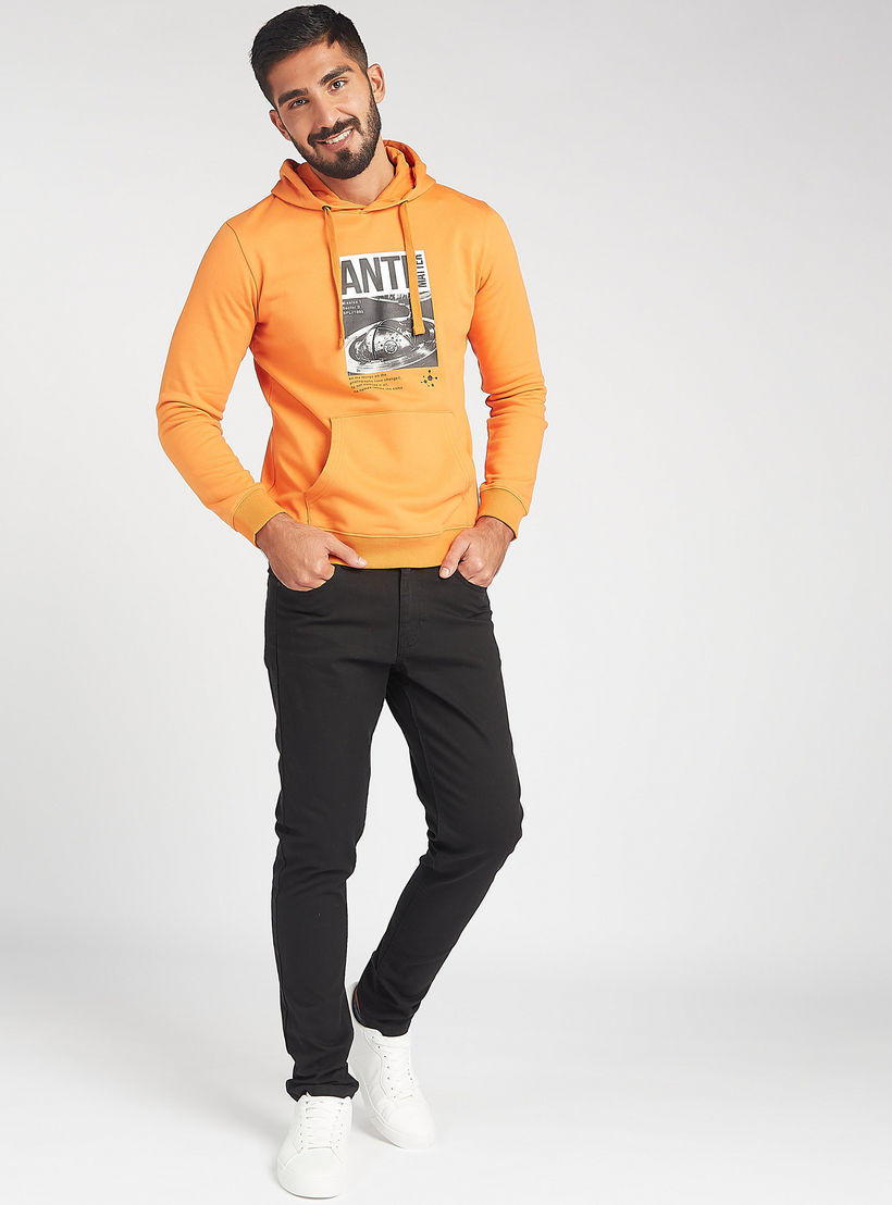 هودي مستدام بجيوب كنغر وأكمام طويلة وطبعات-men-winterwear-hoodiesandsweatshirts-image-2