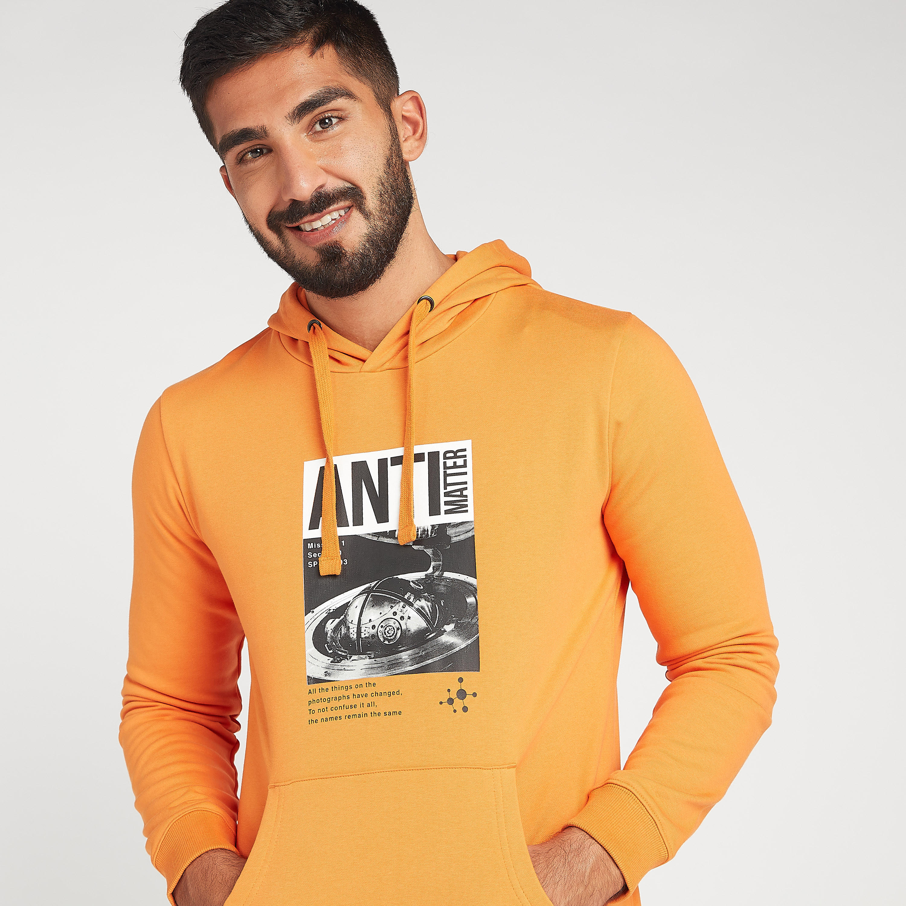هودي مستدام بجيوب كنغر وأكمام طويلة وطبعات-men-winterwear-hoodiesandsweatshirts-image-3