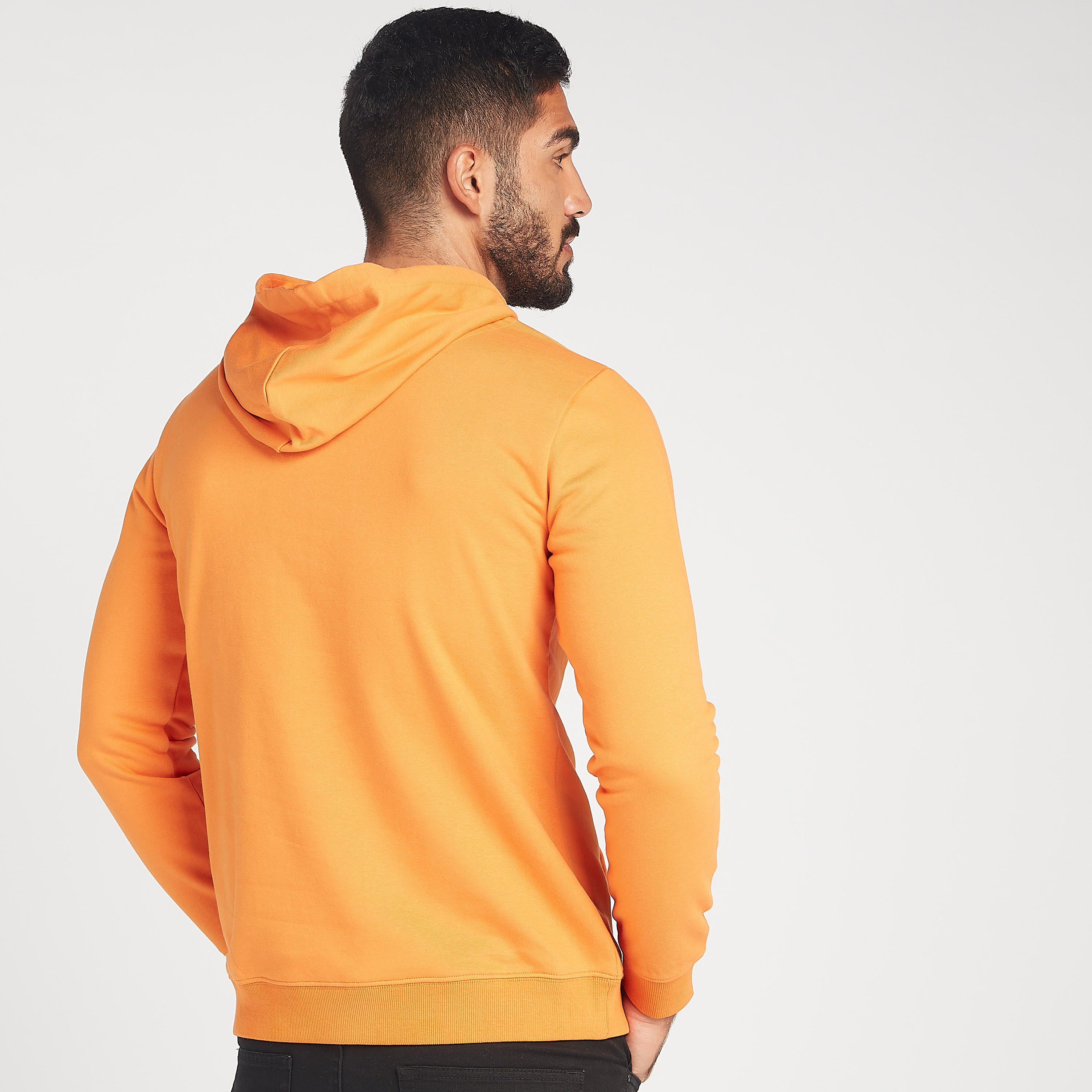 هودي مستدام بجيوب كنغر وأكمام طويلة وطبعات-men-winterwear-hoodiesandsweatshirts-image-4