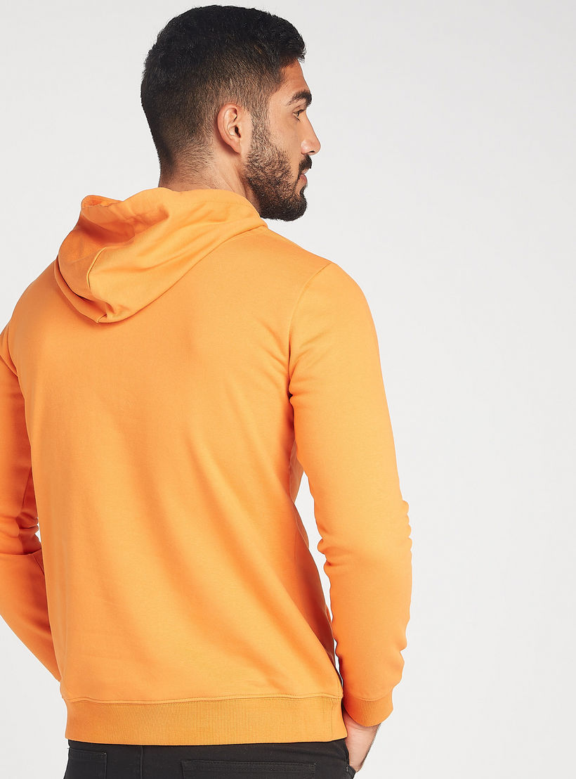 هودي مستدام بجيوب كنغر وأكمام طويلة وطبعات-men-winterwear-hoodiesandsweatshirts-image-4