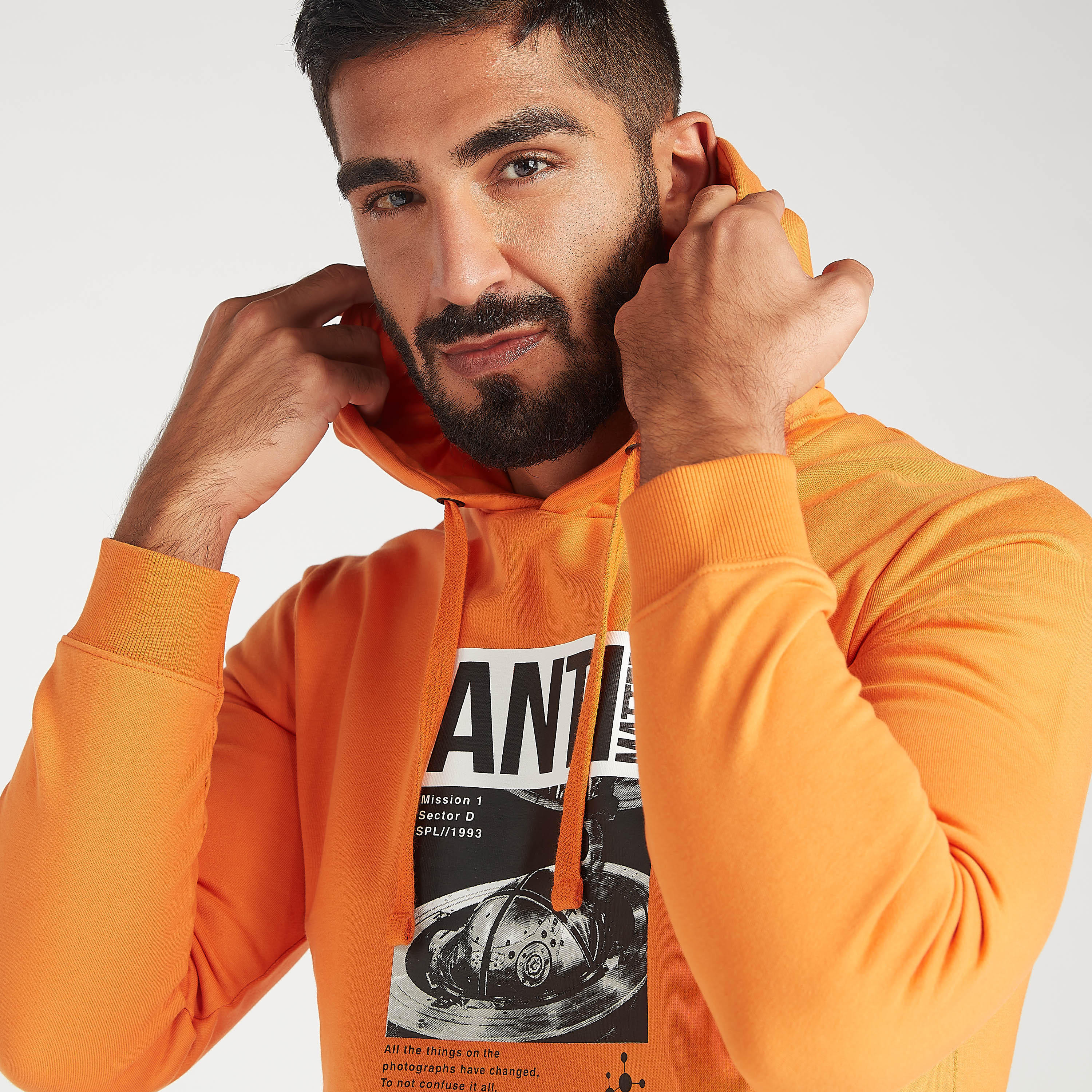 هودي مستدام بجيوب كنغر وأكمام طويلة وطبعات-men-winterwear-hoodiesandsweatshirts-image-5