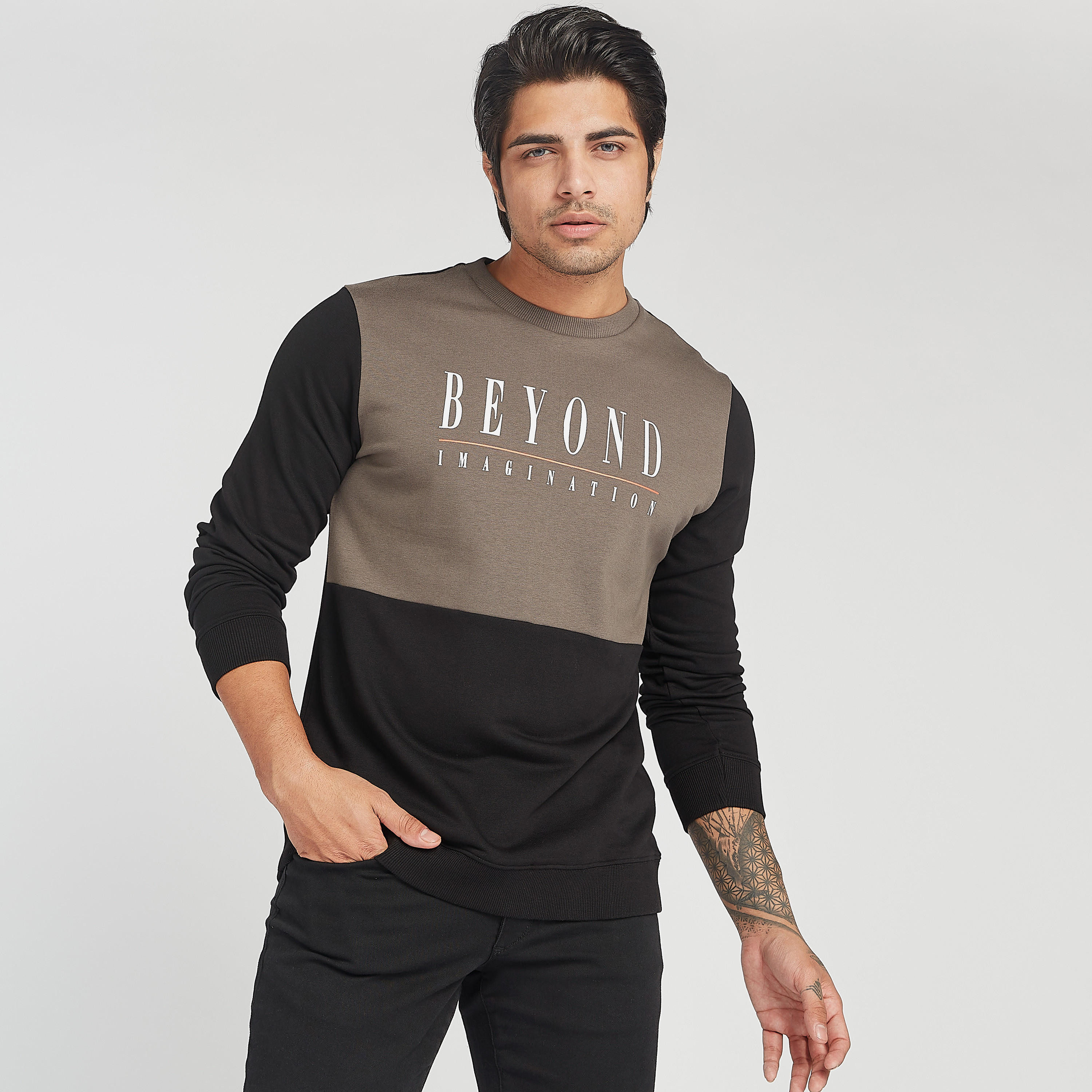 سويت شيرت مستدام بياقة ضيّقة وأكمام طويلة وطبعات-men-winterwear-hoodiesandsweatshirts-image-1