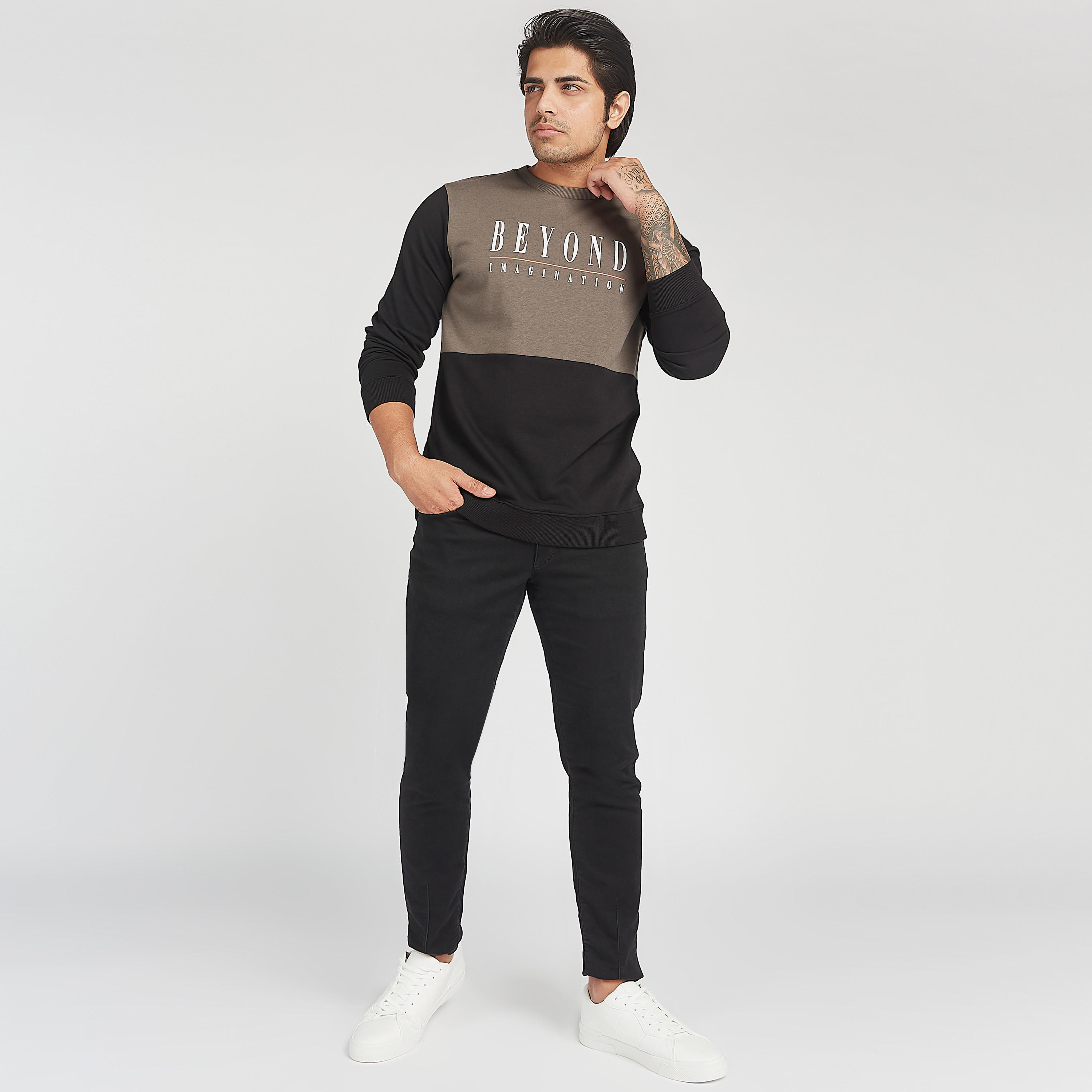 سويت شيرت مستدام بياقة ضيّقة وأكمام طويلة وطبعات-men-winterwear-hoodiesandsweatshirts-image-2