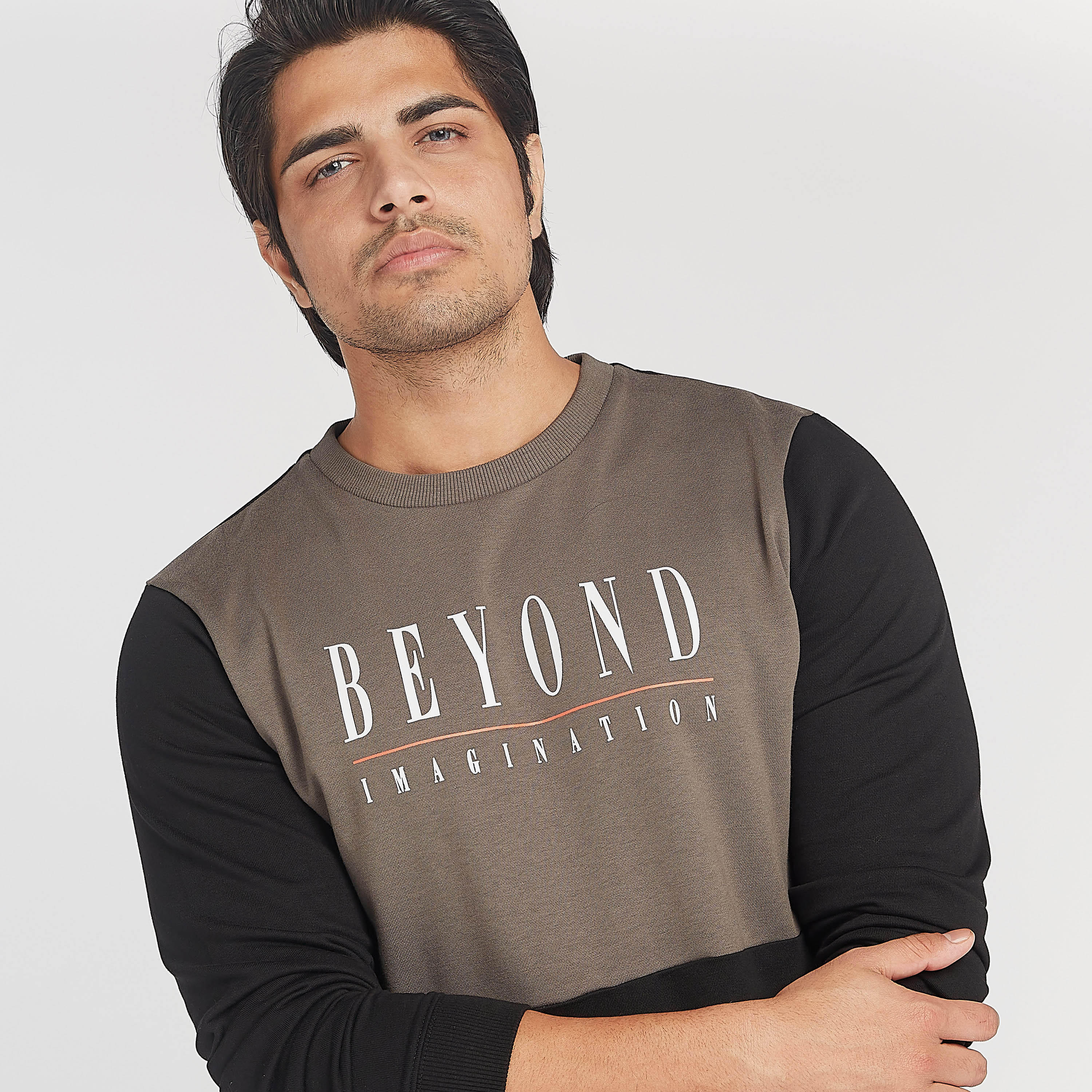 سويت شيرت مستدام بياقة ضيّقة وأكمام طويلة وطبعات-men-winterwear-hoodiesandsweatshirts-image-3