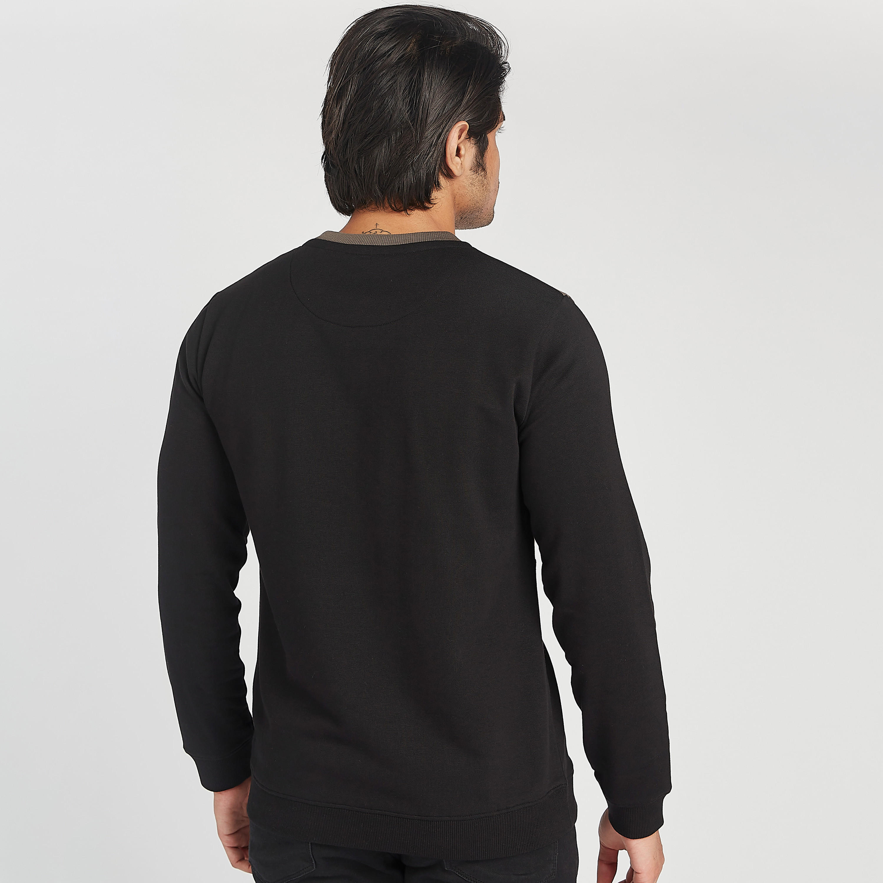 سويت شيرت مستدام بياقة ضيّقة وأكمام طويلة وطبعات-men-winterwear-hoodiesandsweatshirts-image-4
