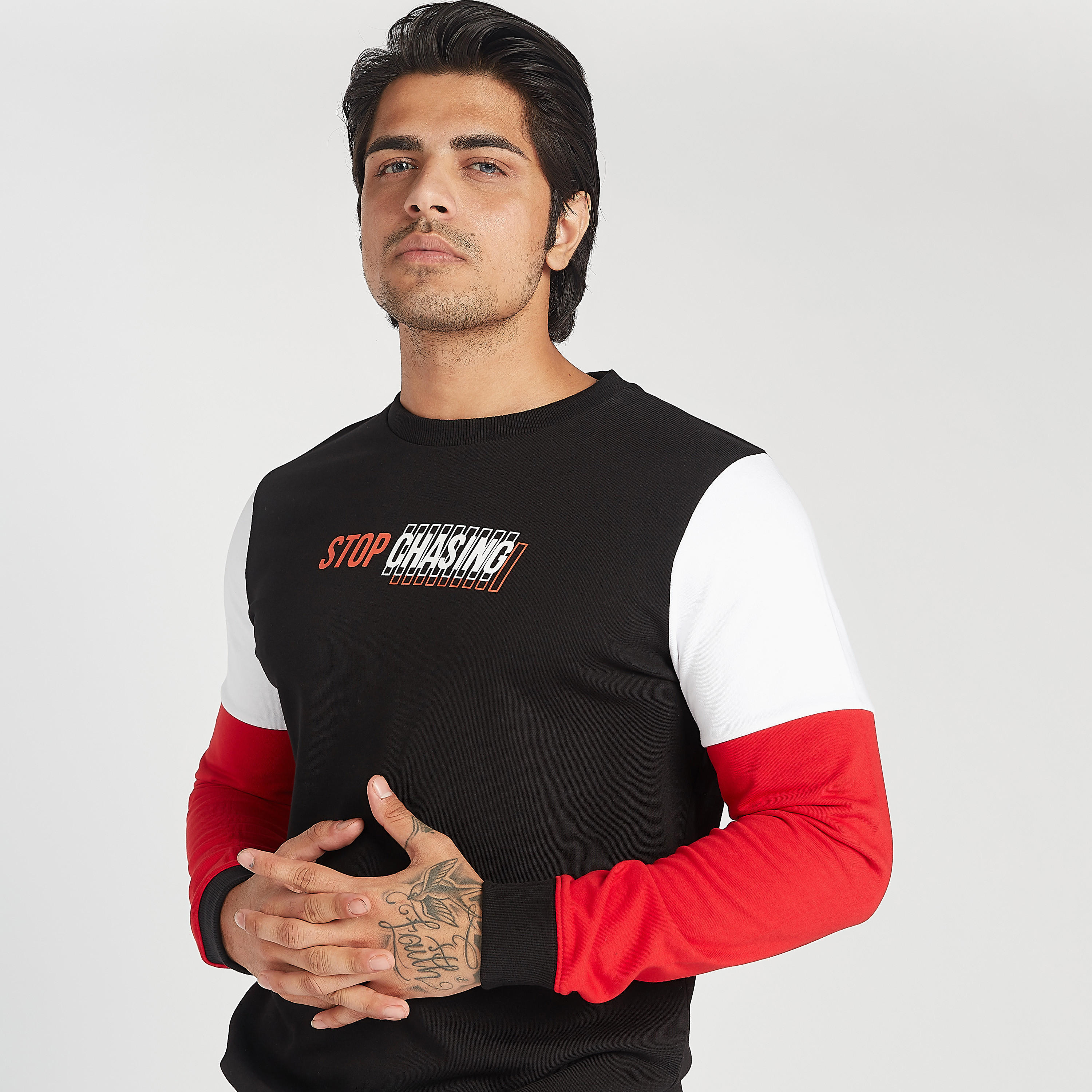 سويت شيرت مستدام بياقة ضيّقة وأكمام طويلة وطبعات-men-winterwear-hoodiesandsweatshirts-image-1