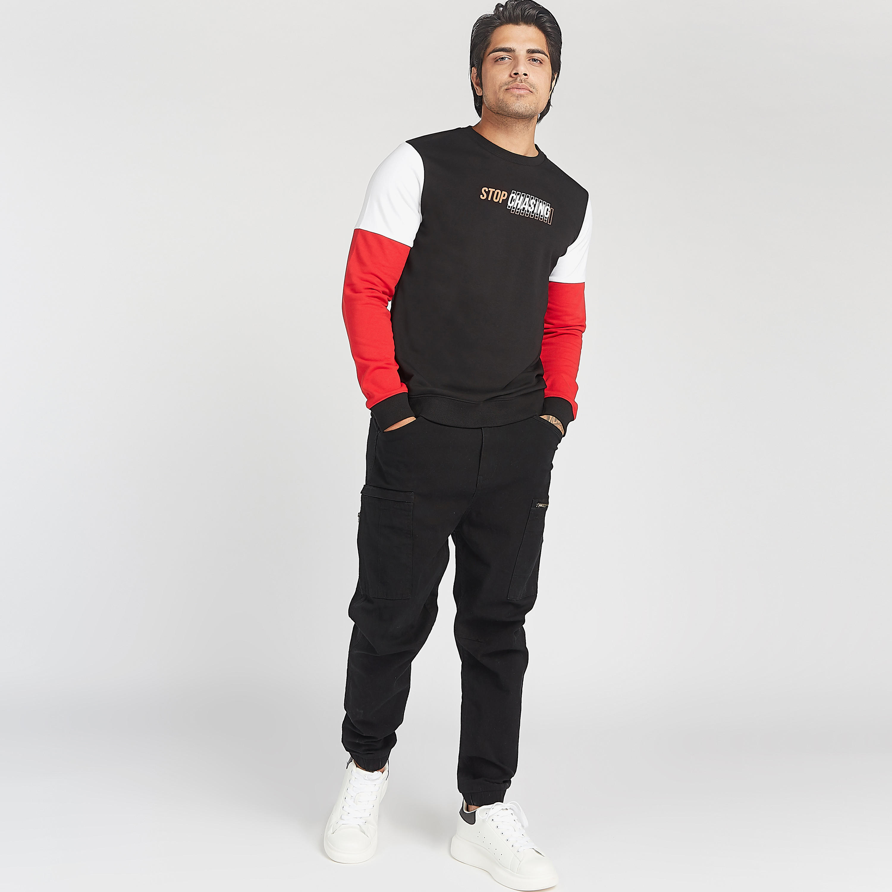 سويت شيرت مستدام بياقة ضيّقة وأكمام طويلة وطبعات-men-winterwear-hoodiesandsweatshirts-image-2