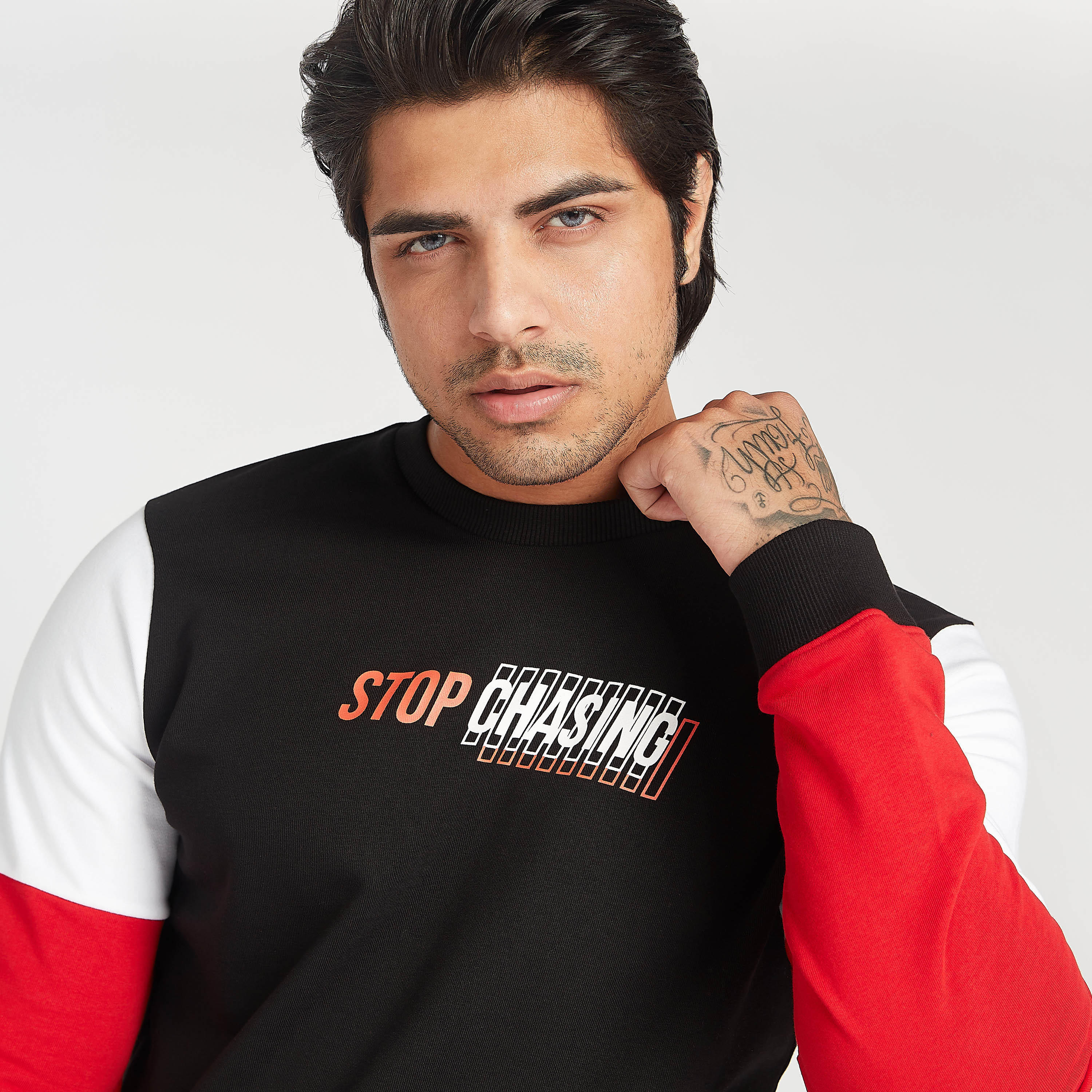 سويت شيرت مستدام بياقة ضيّقة وأكمام طويلة وطبعات-men-winterwear-hoodiesandsweatshirts-image-3