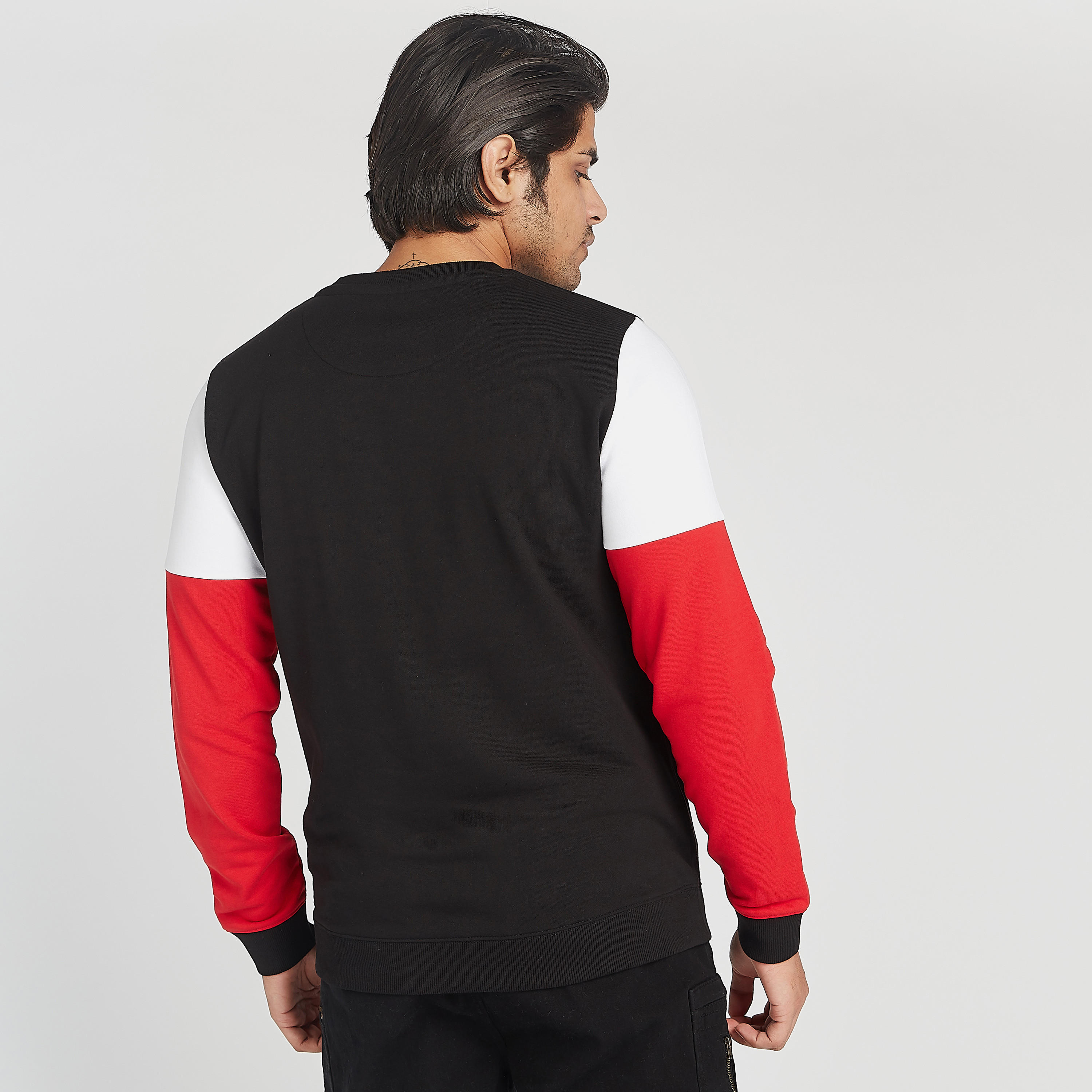 سويت شيرت مستدام بياقة ضيّقة وأكمام طويلة وطبعات-men-winterwear-hoodiesandsweatshirts-image-4
