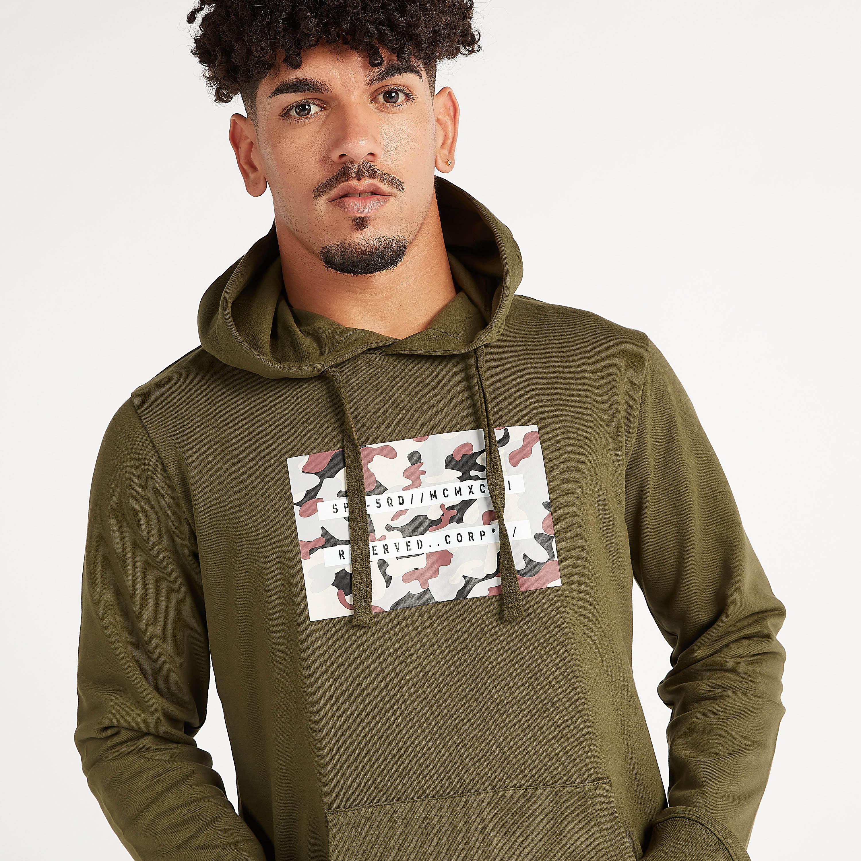 هودي مستدام بجيوب كنغر وأكمام طويلة وطبعات-men-winterwear-hoodiesandsweatshirts-image-1