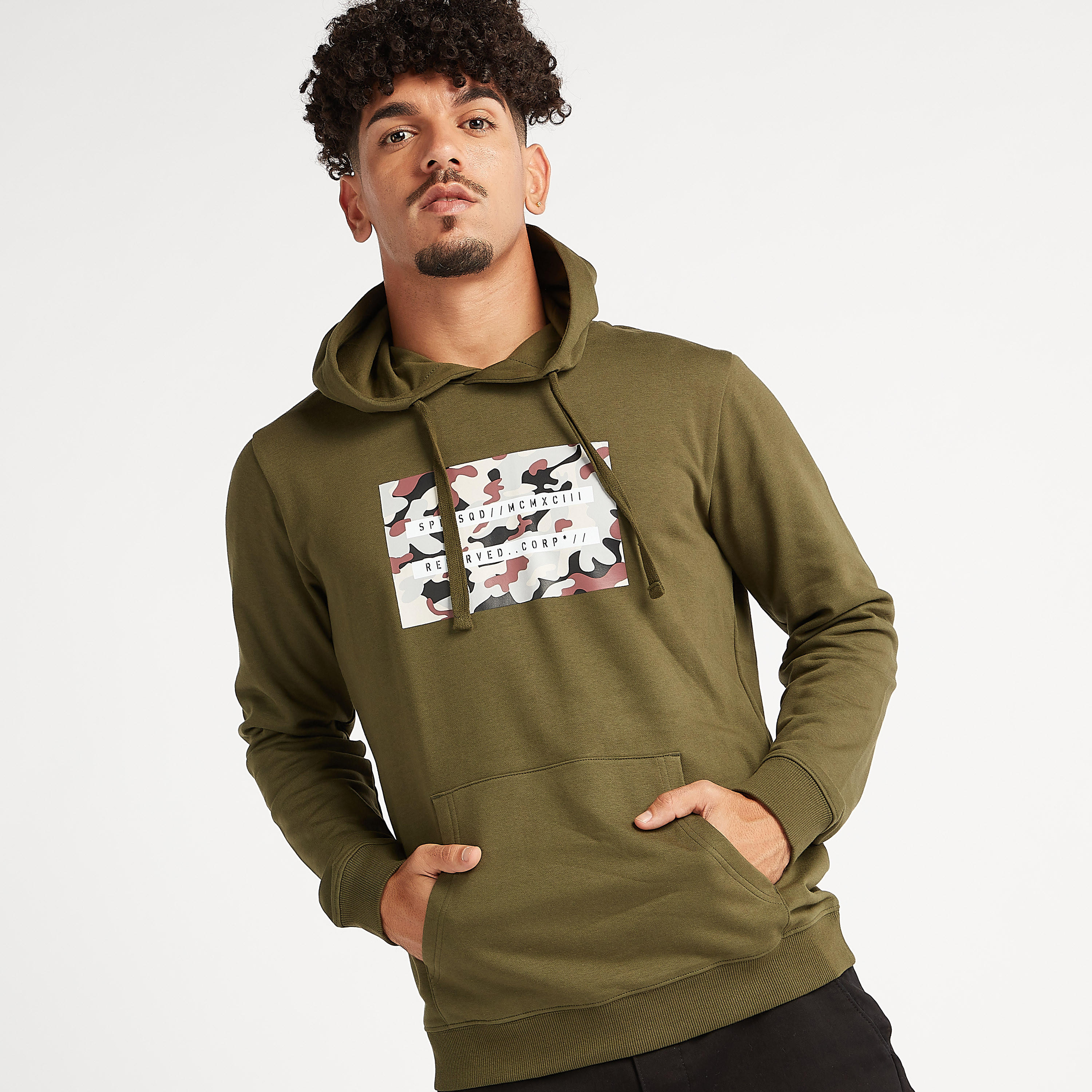 هودي مستدام بجيوب كنغر وأكمام طويلة وطبعات-men-winterwear-hoodiesandsweatshirts-image-3