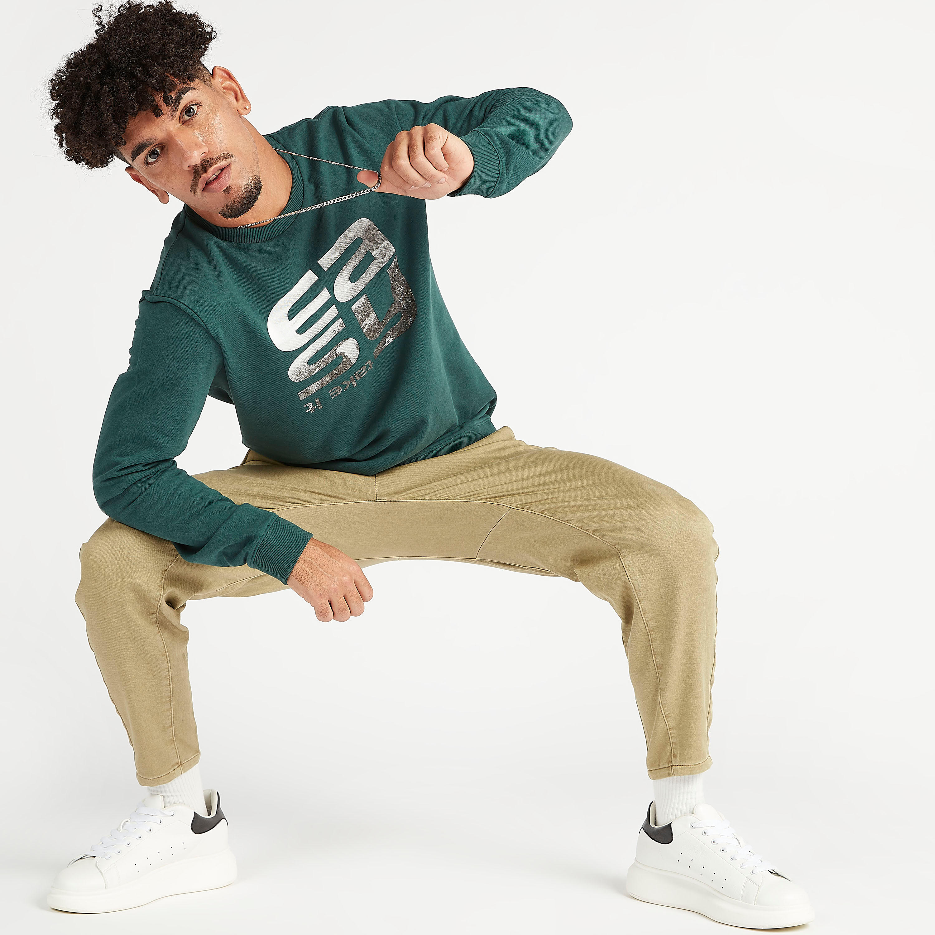سويت شيرت مستدام بياقة ضيّقة وأكمام طويلة وطبعات-men-winterwear-hoodiesandsweatshirts-image-5