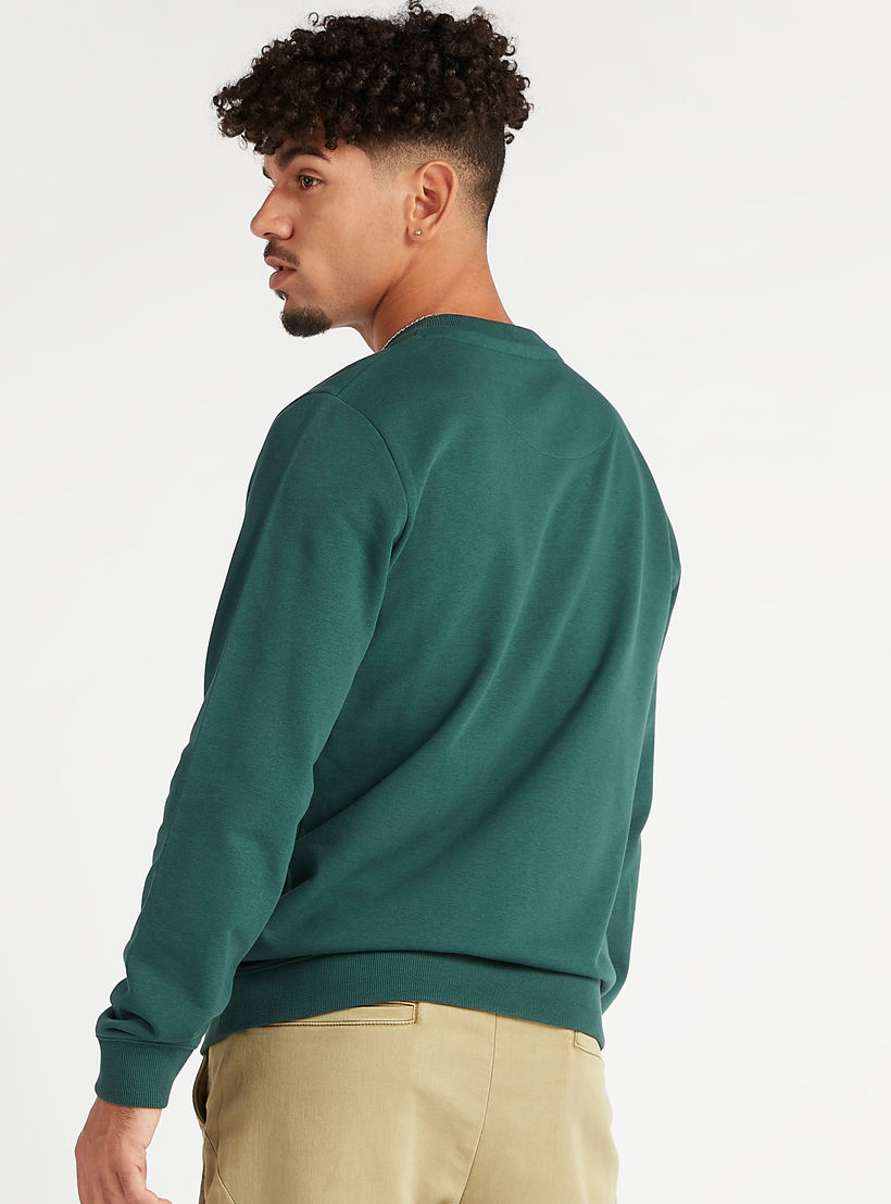 سويت شيرت مستدام بياقة ضيّقة وأكمام طويلة وطبعات-men-winterwear-hoodiesandsweatshirts-image-3