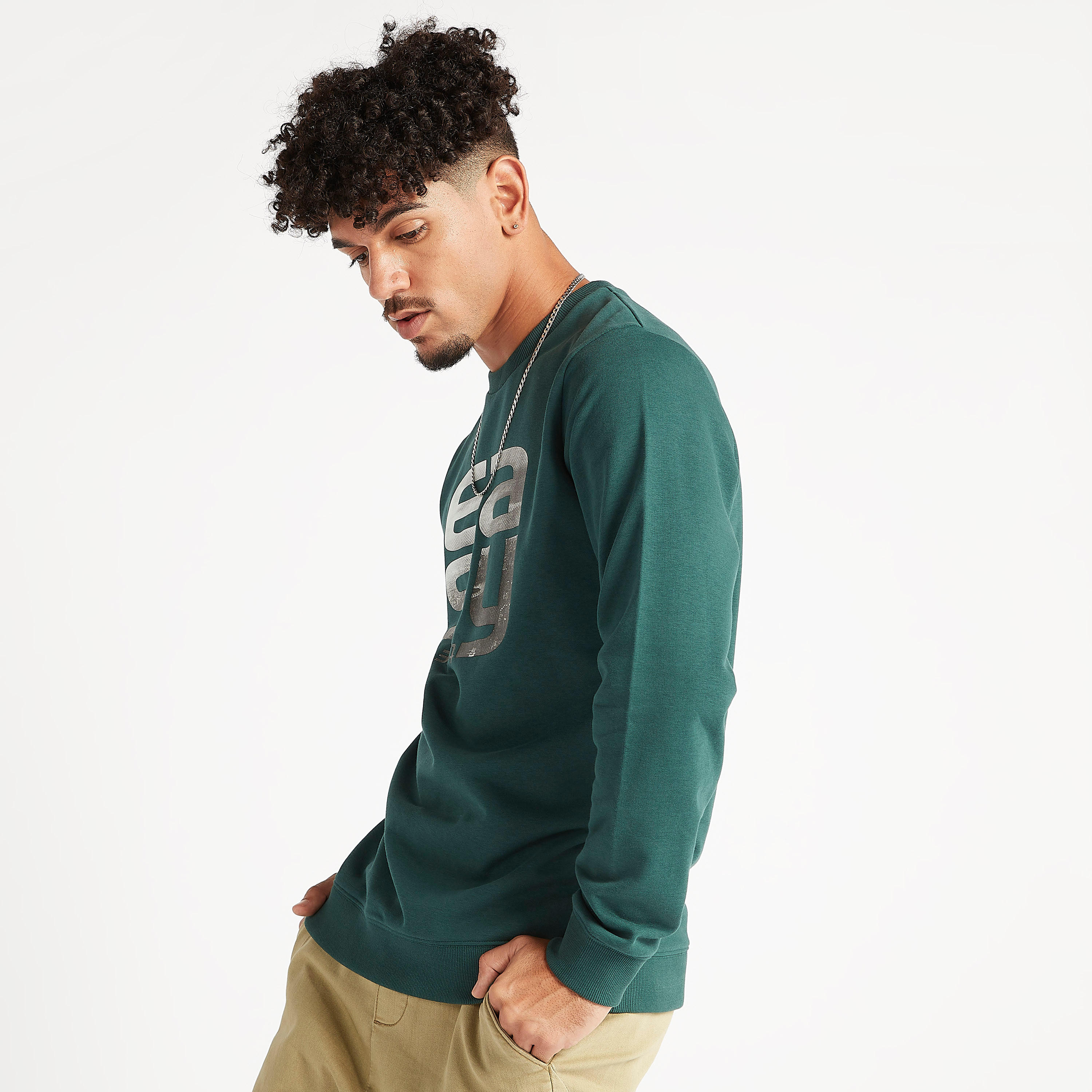 سويت شيرت مستدام بياقة ضيّقة وأكمام طويلة وطبعات-men-winterwear-hoodiesandsweatshirts-image-2