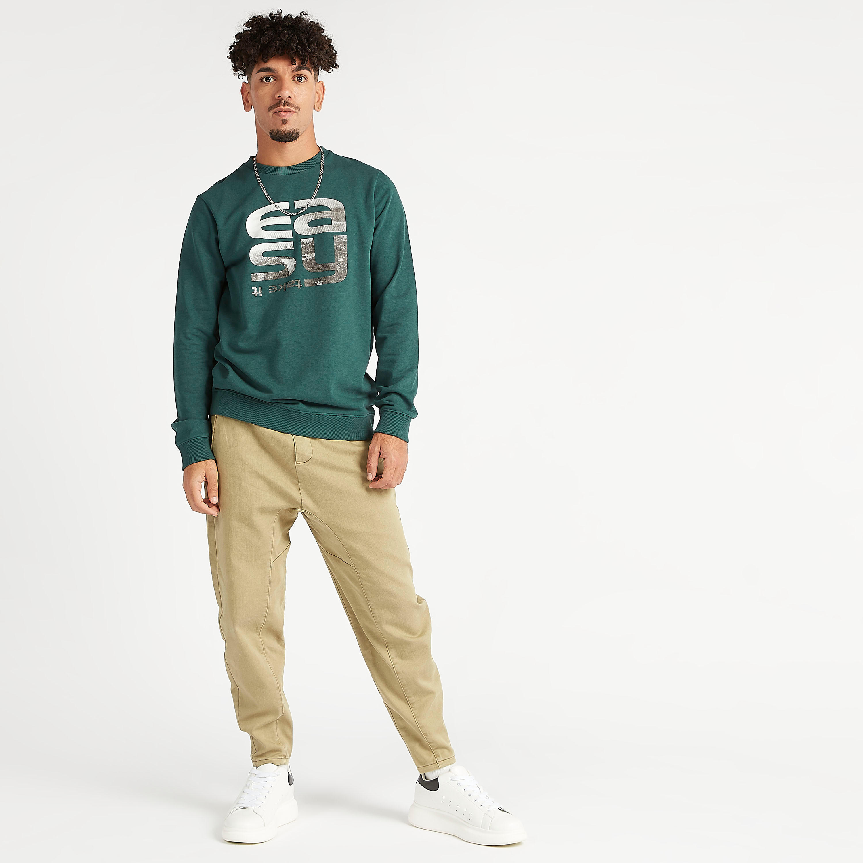 سويت شيرت مستدام بياقة ضيّقة وأكمام طويلة وطبعات-men-winterwear-hoodiesandsweatshirts-image-1