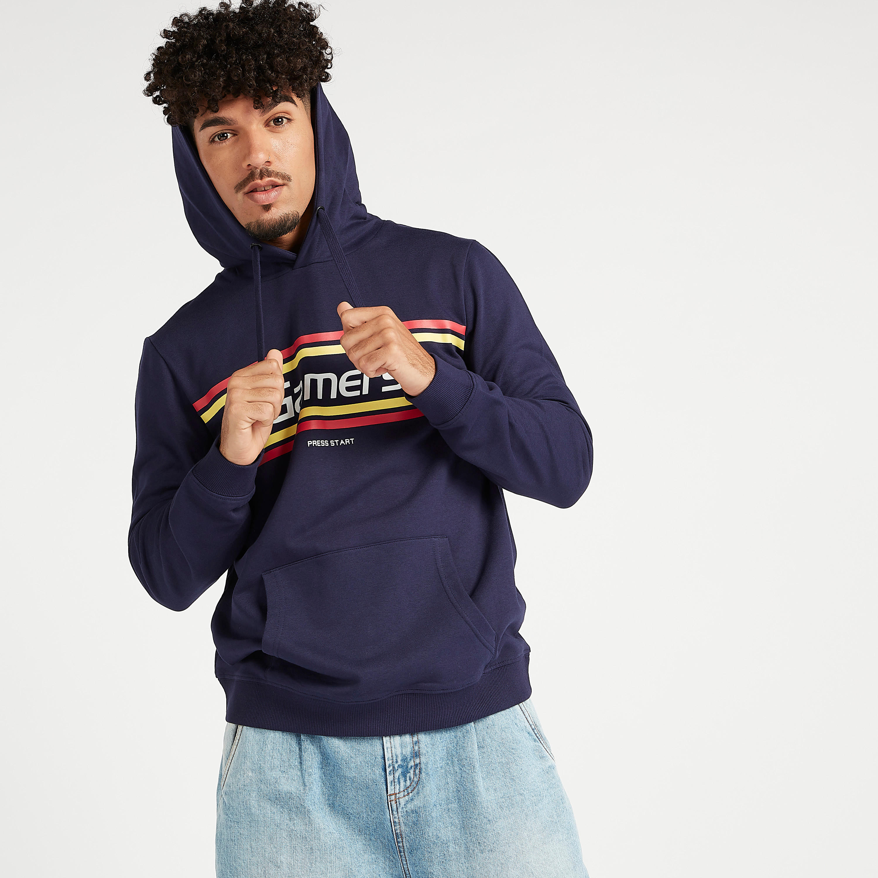 هودي مستدام بجيوب كنغر وأكمام طويلة وطبعات-men-winterwear-hoodiesandsweatshirts-image-1