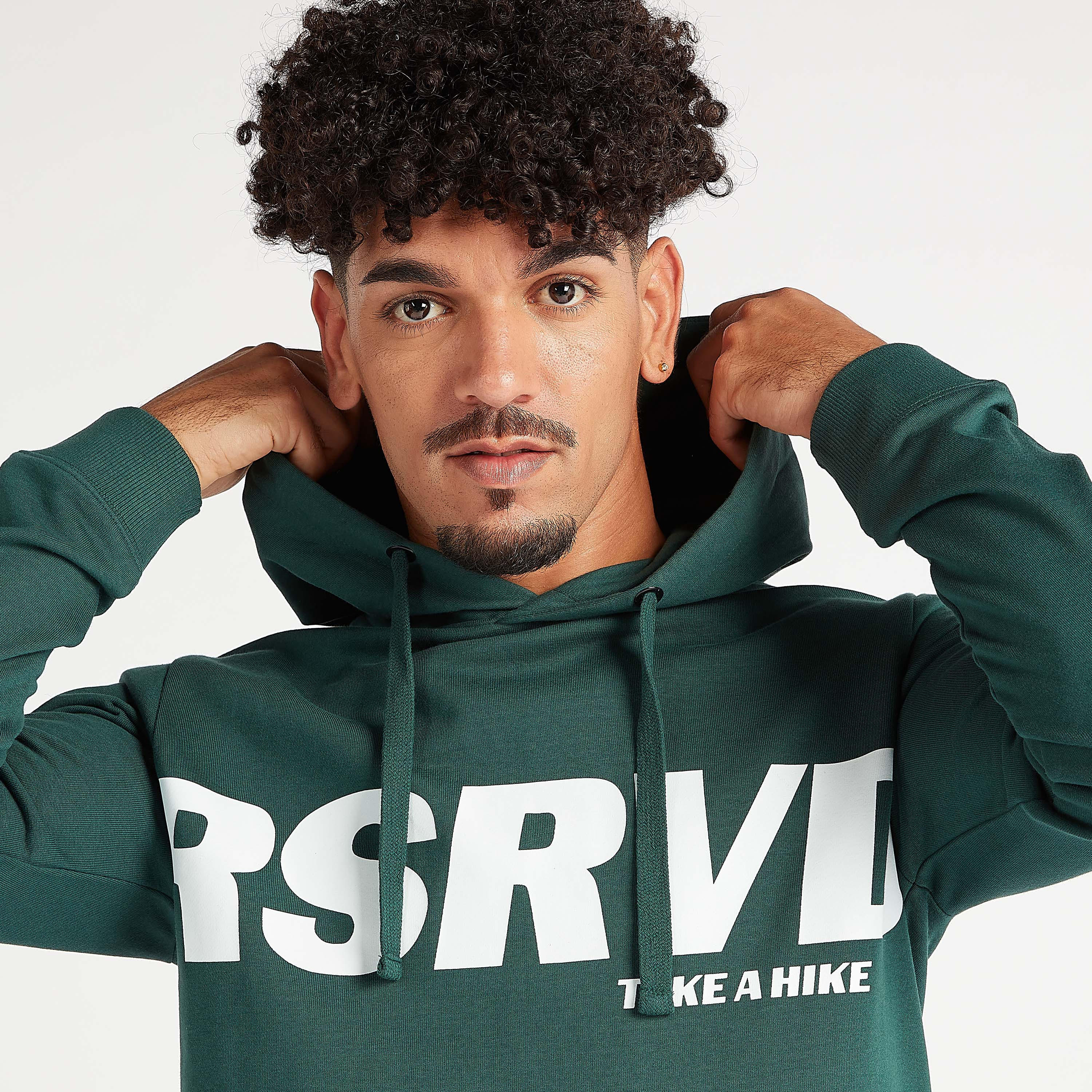 سويت شيرت مستدام بقبّعة وطبعات وجيوب كنغر-men-winterwear-hoodiesandsweatshirts-image-1