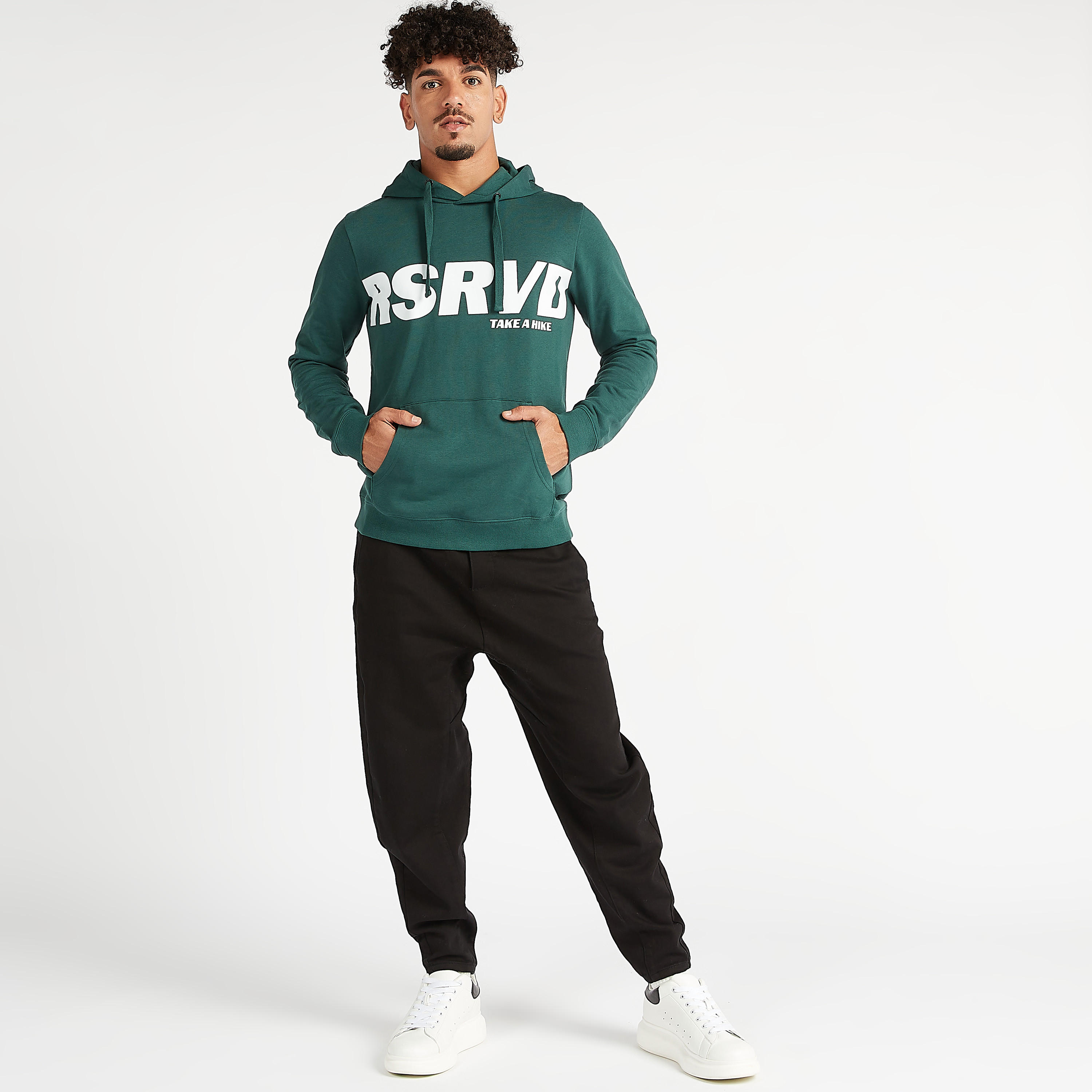 سويت شيرت مستدام بقبّعة وطبعات وجيوب كنغر-men-winterwear-hoodiesandsweatshirts-image-2