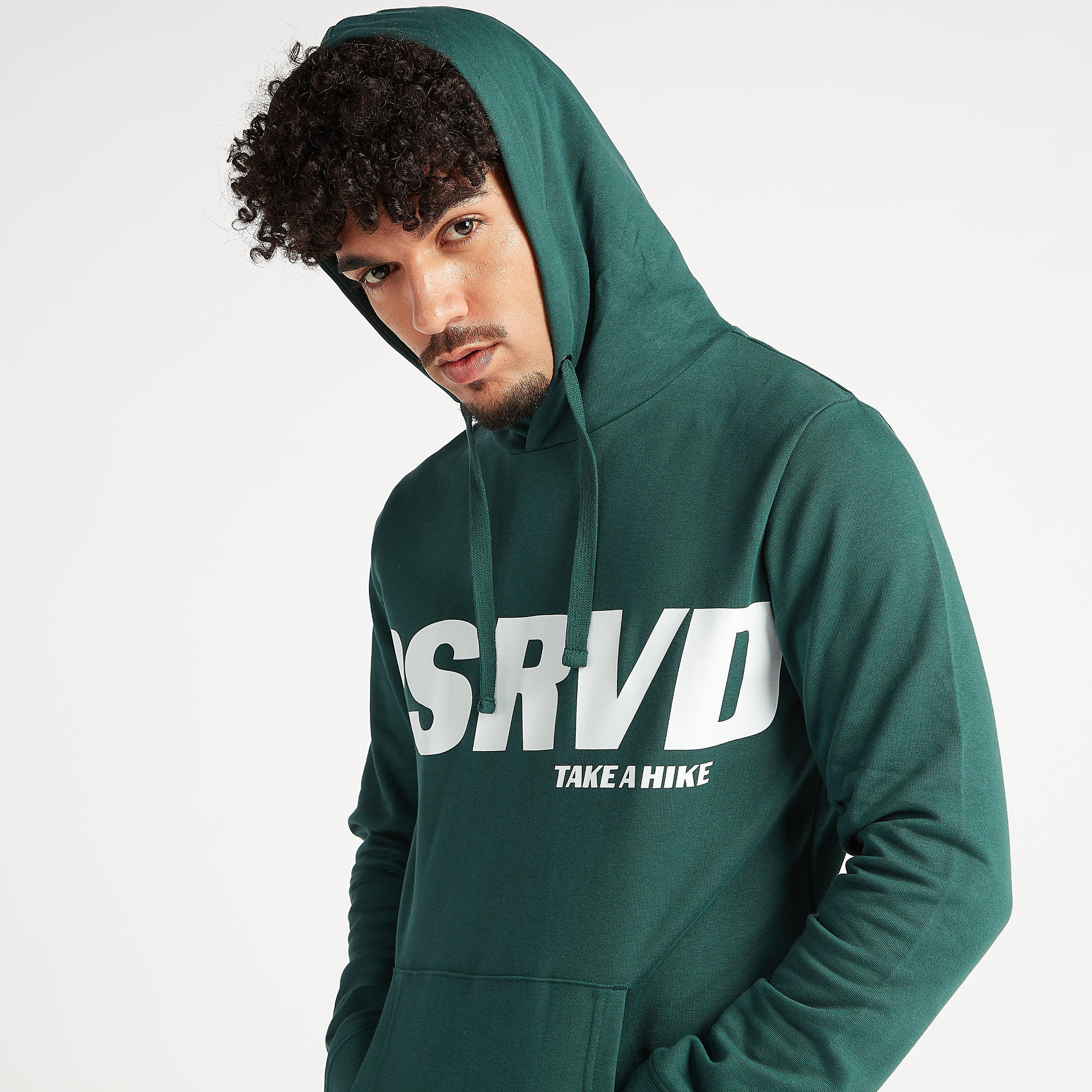 سويت شيرت مستدام بقبّعة وطبعات وجيوب كنغر-men-winterwear-hoodiesandsweatshirts-image-3