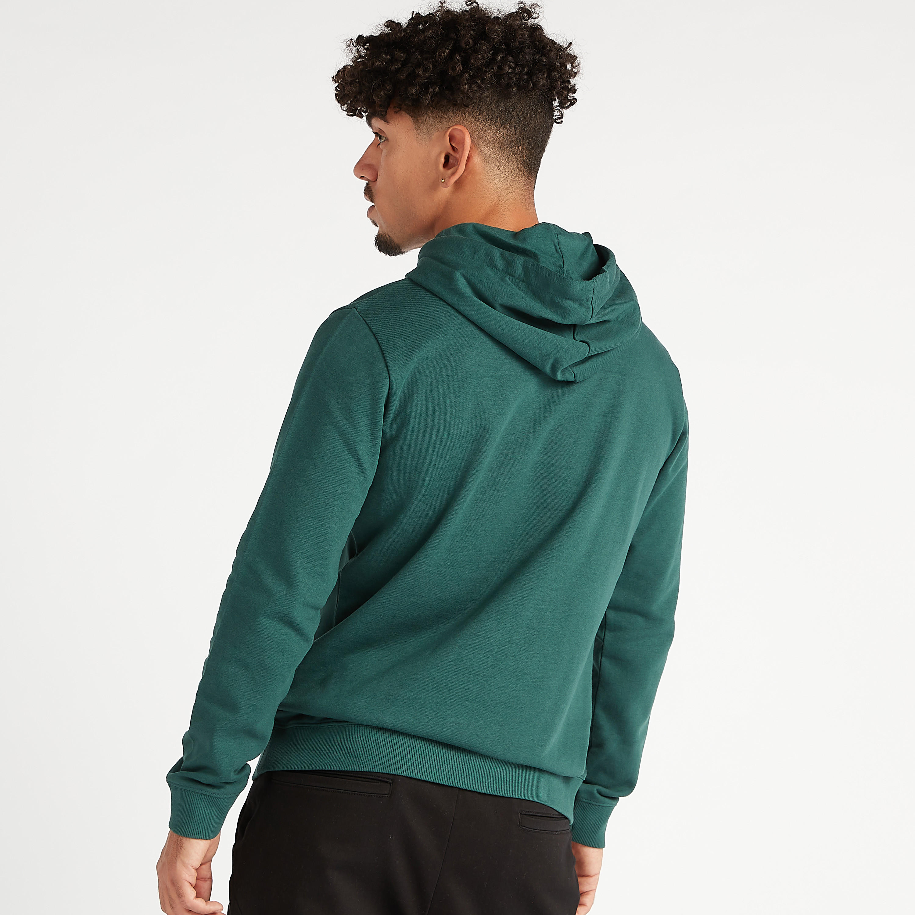 سويت شيرت مستدام بقبّعة وطبعات وجيوب كنغر-men-winterwear-hoodiesandsweatshirts-image-4