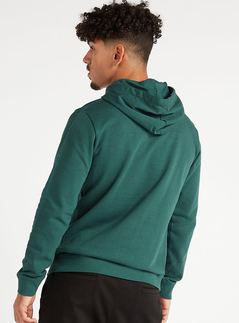 سويت شيرت مستدام بقبّعة وطبعات وجيوب كنغر-men-winterwear-hoodiesandsweatshirts-image-4