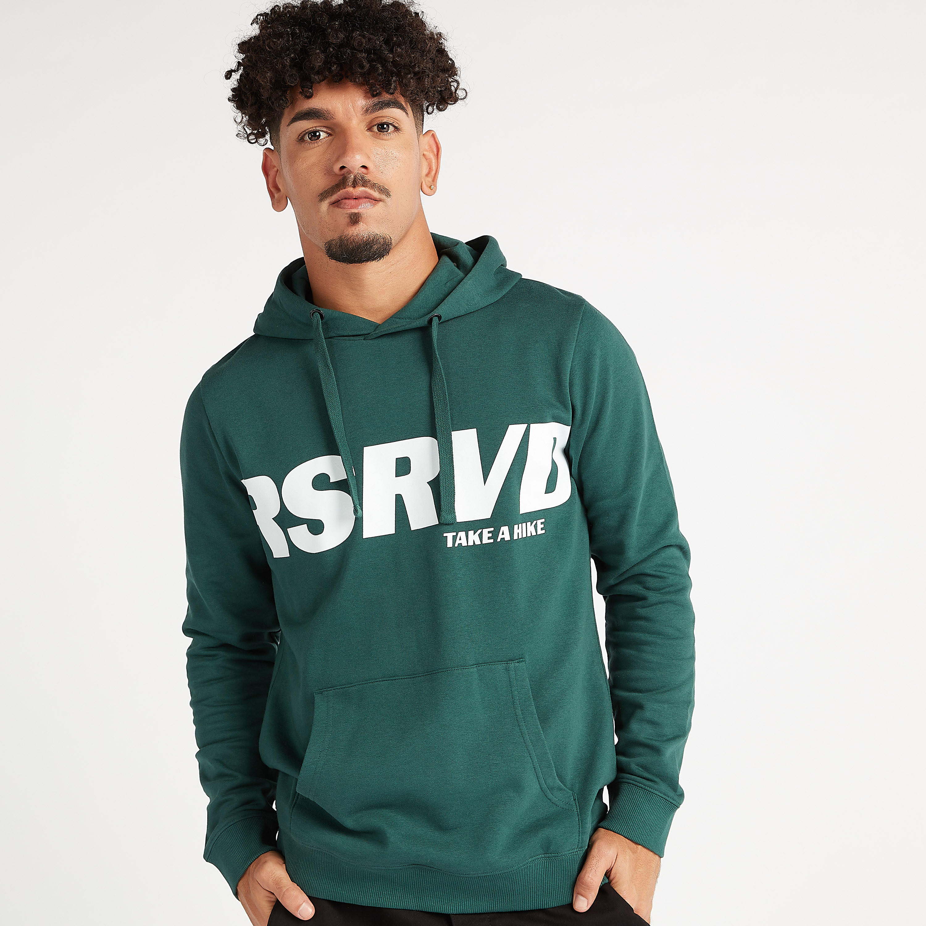 سويت شيرت مستدام بقبّعة وطبعات وجيوب كنغر-men-winterwear-hoodiesandsweatshirts-image-5