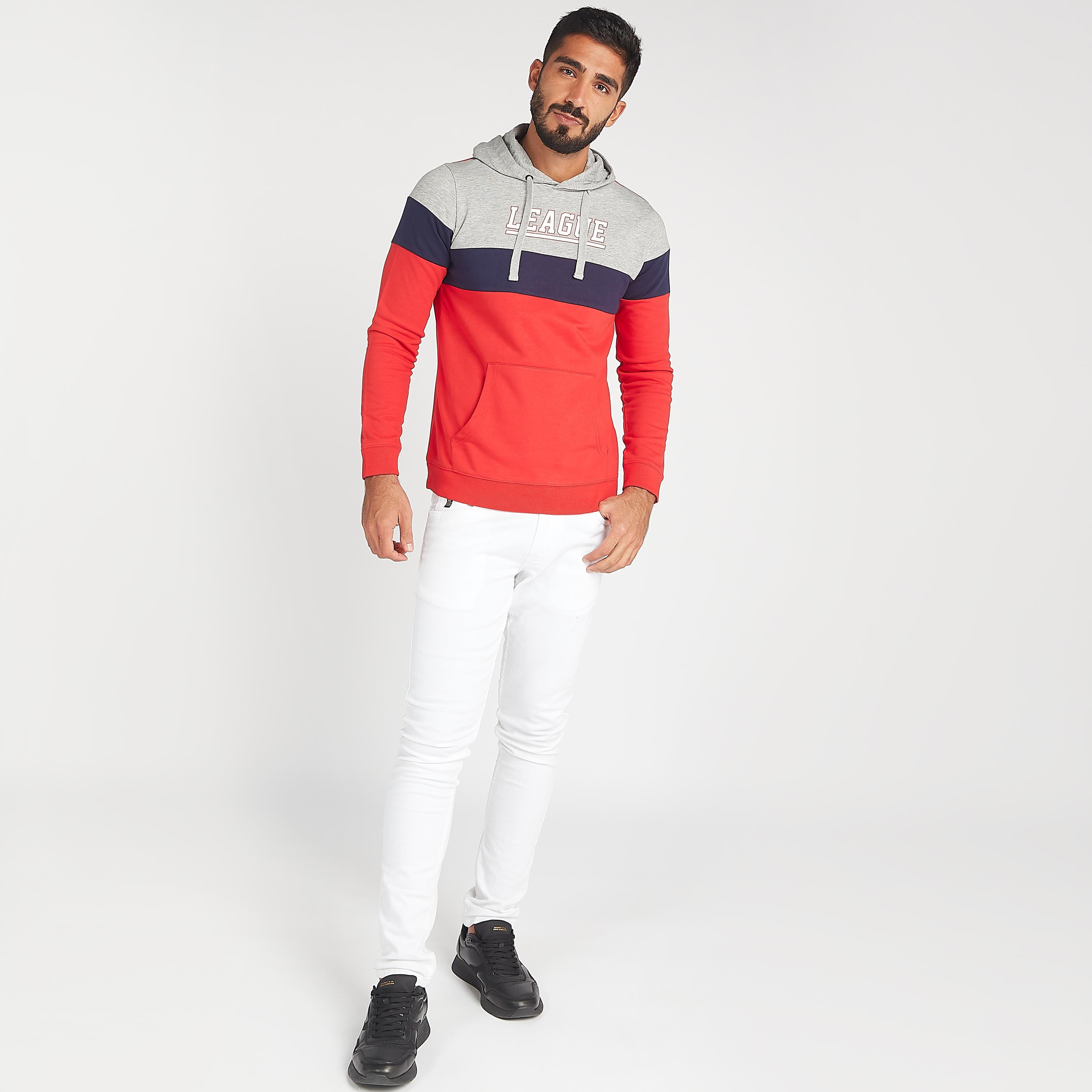 هودي مستدام بجيوب كنغر وأكمام طويلة وطبعات-men-winterwear-hoodiesandsweatshirts-image-2