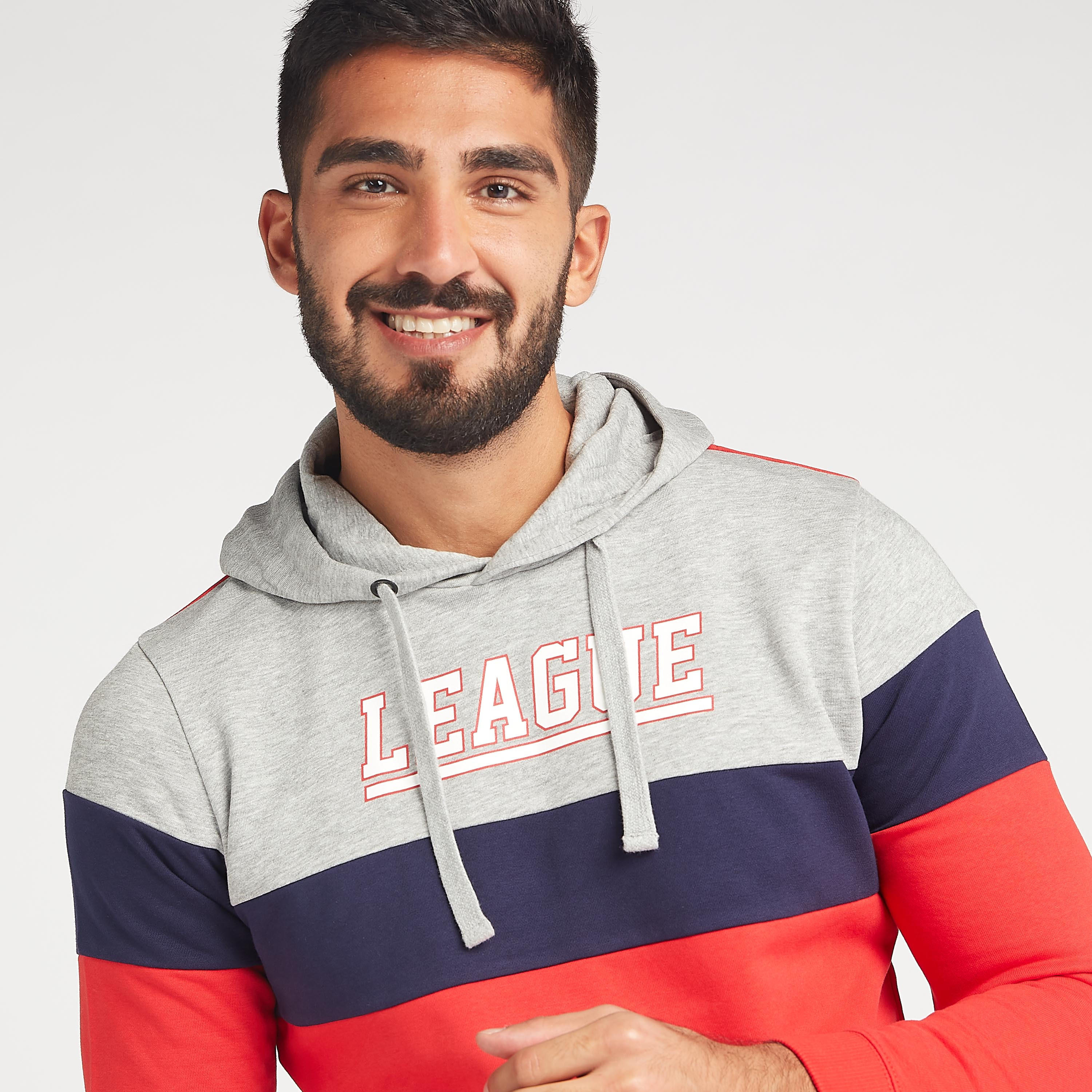 هودي مستدام بجيوب كنغر وأكمام طويلة وطبعات-men-winterwear-hoodiesandsweatshirts-image-3