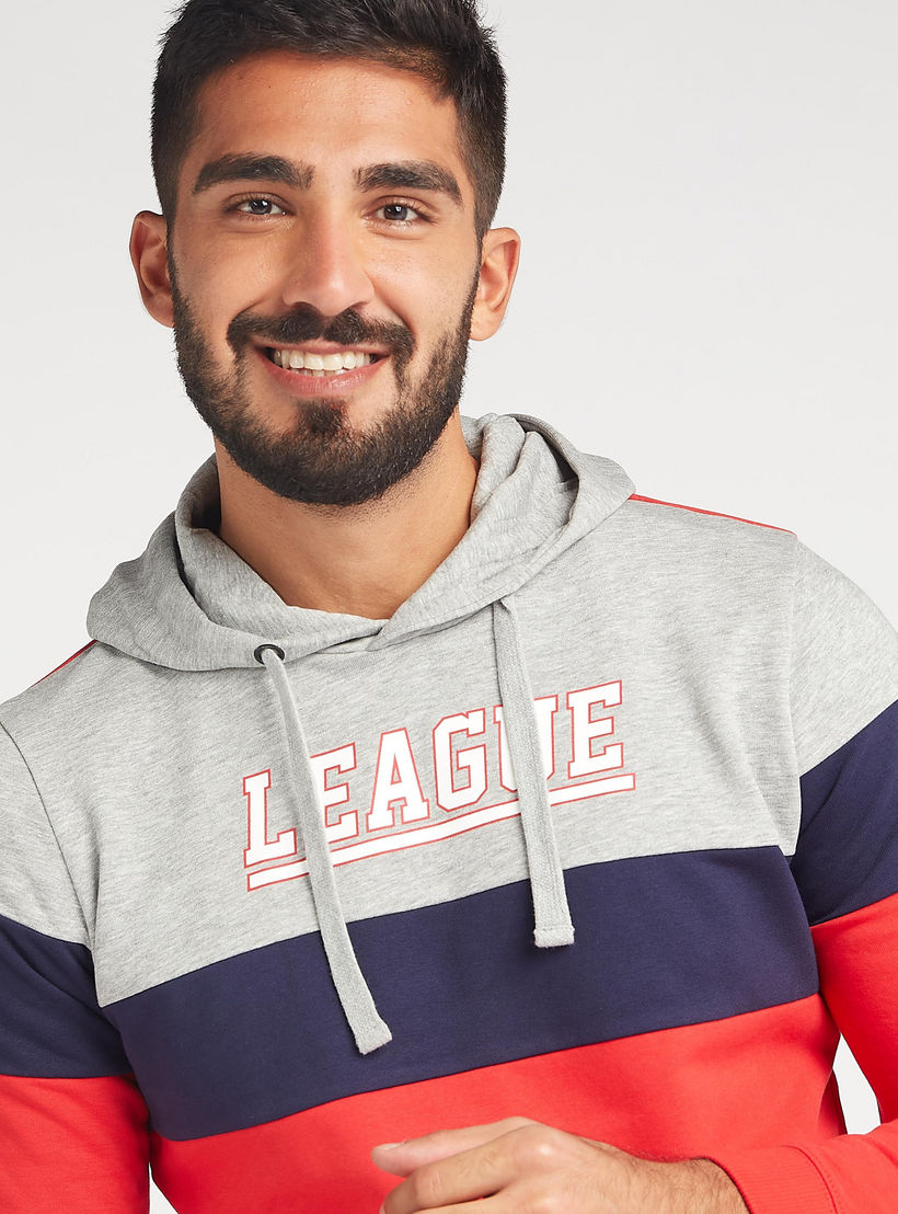 هودي مستدام بجيوب كنغر وأكمام طويلة وطبعات-men-winterwear-hoodiesandsweatshirts-image-3