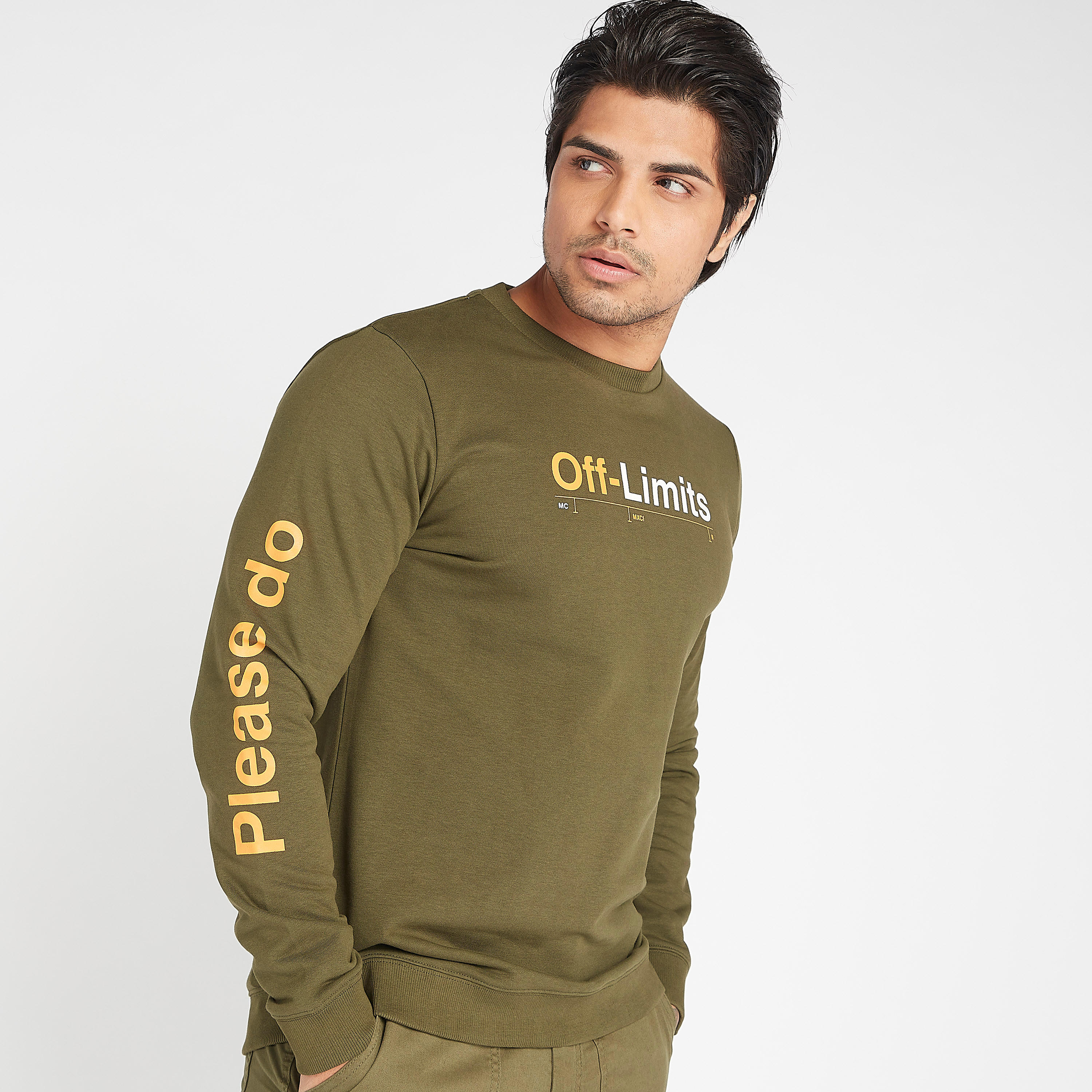 سويت شيرت مستدام بياقة ضيقة وأكمام طويلة وطبعات تايبوجرافيك-men-winterwear-hoodiesandsweatshirts-image-1