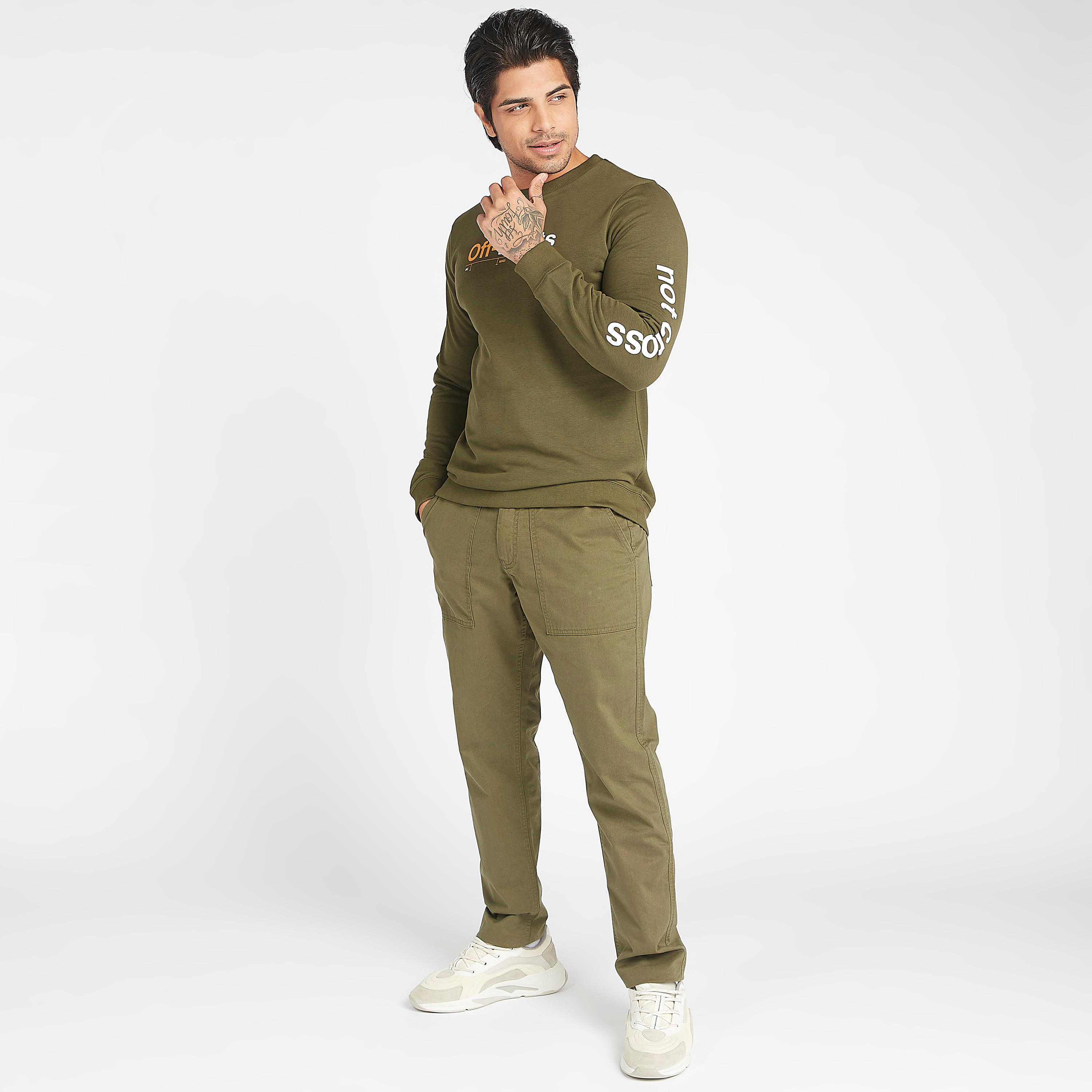سويت شيرت مستدام بياقة ضيقة وأكمام طويلة وطبعات تايبوجرافيك-men-winterwear-hoodiesandsweatshirts-image-2