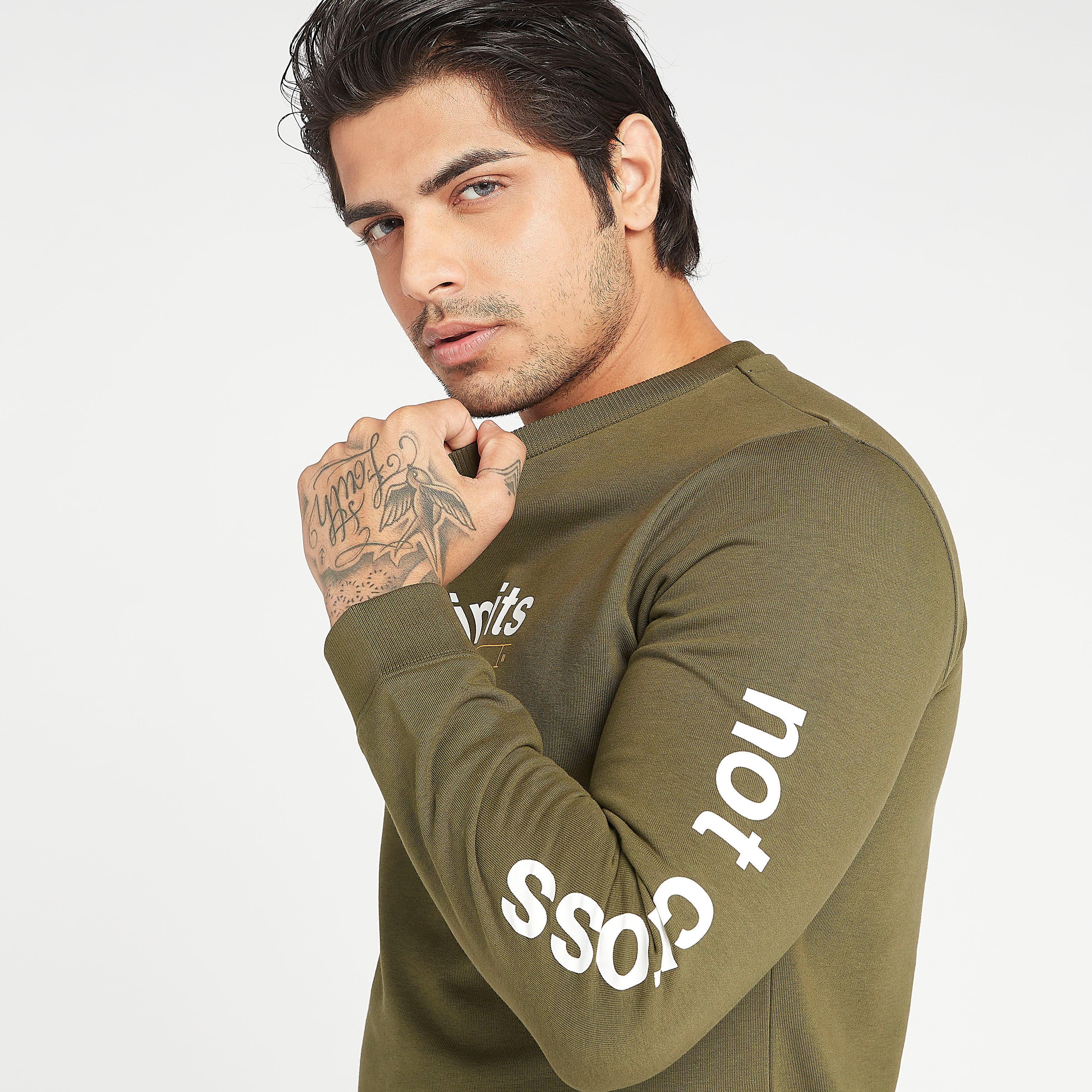 سويت شيرت مستدام بياقة ضيقة وأكمام طويلة وطبعات تايبوجرافيك-men-winterwear-hoodiesandsweatshirts-image-3
