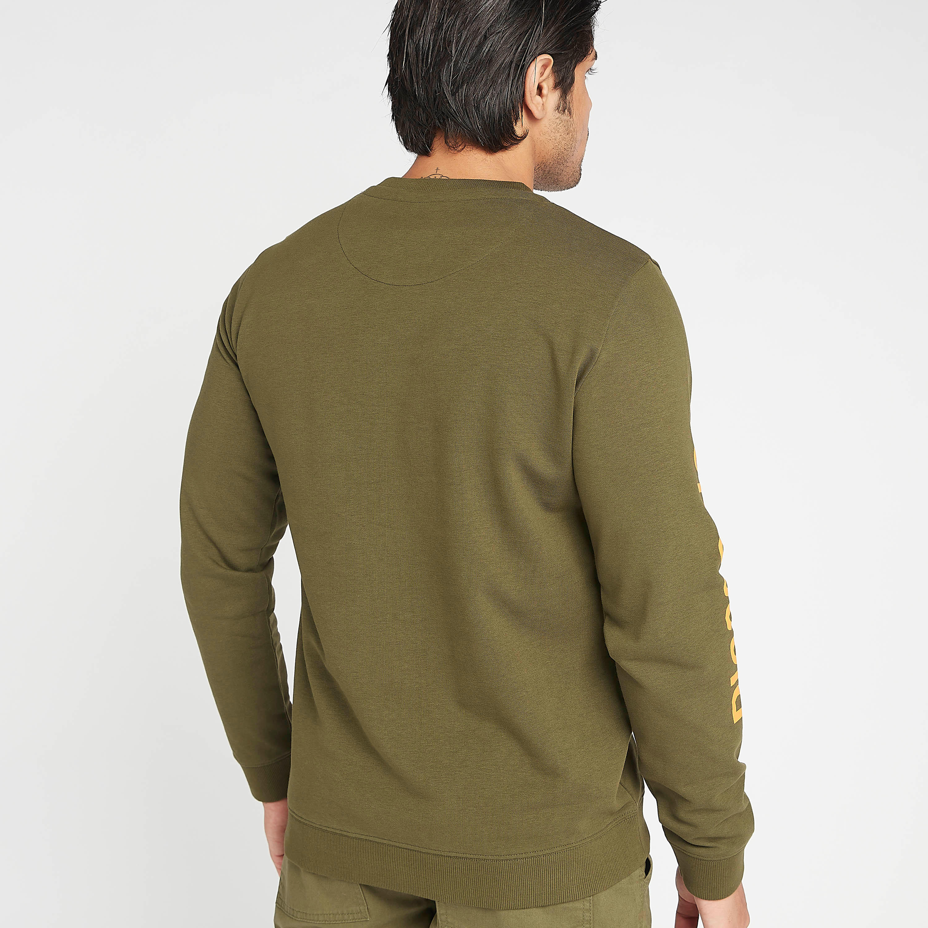 سويت شيرت مستدام بياقة ضيقة وأكمام طويلة وطبعات تايبوجرافيك-men-winterwear-hoodiesandsweatshirts-image-4