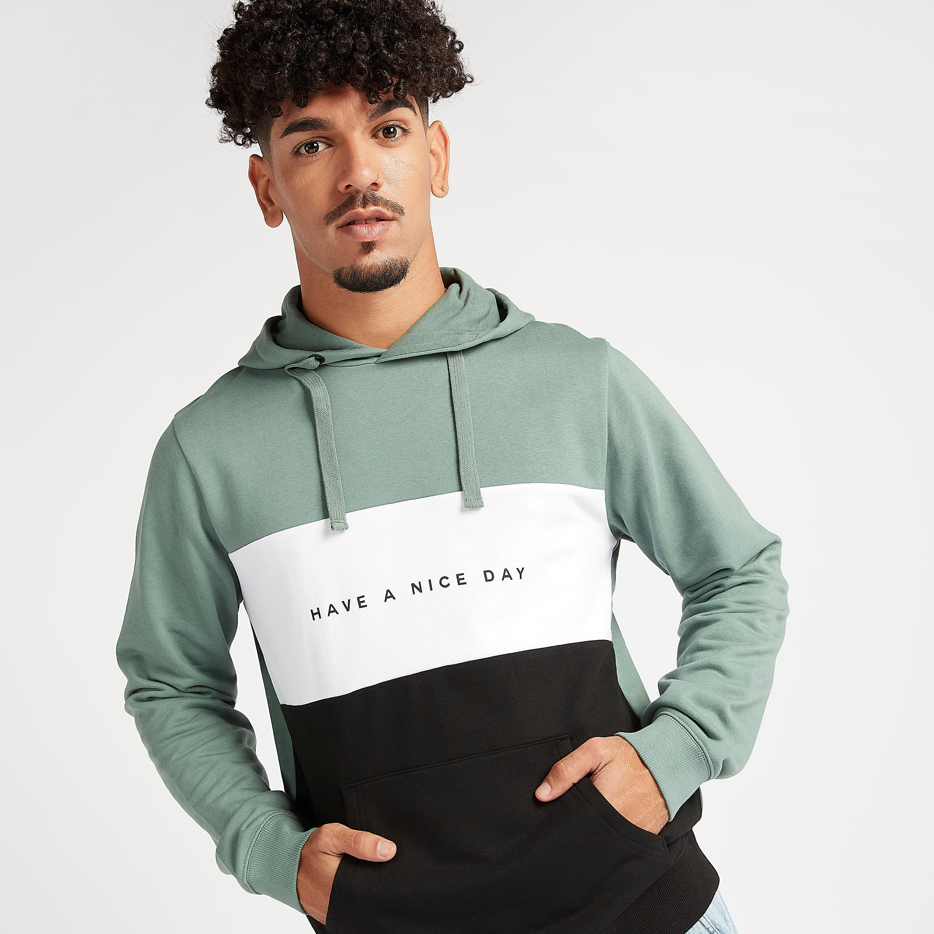 هودي مستدام بطبعات وتصاميم مغايرة وجيوب كنغر-men-winterwear-hoodiesandsweatshirts-image-3