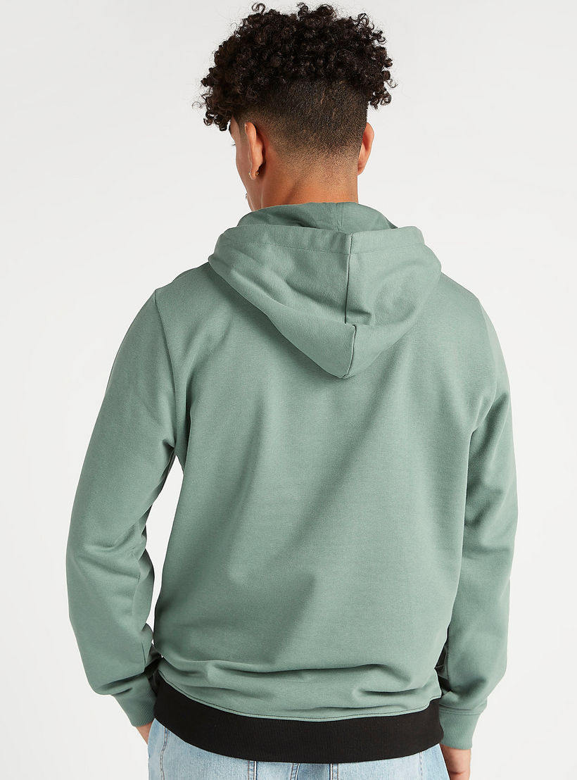هودي مستدام بطبعات وتصاميم مغايرة وجيوب كنغر-men-winterwear-hoodiesandsweatshirts-image-4
