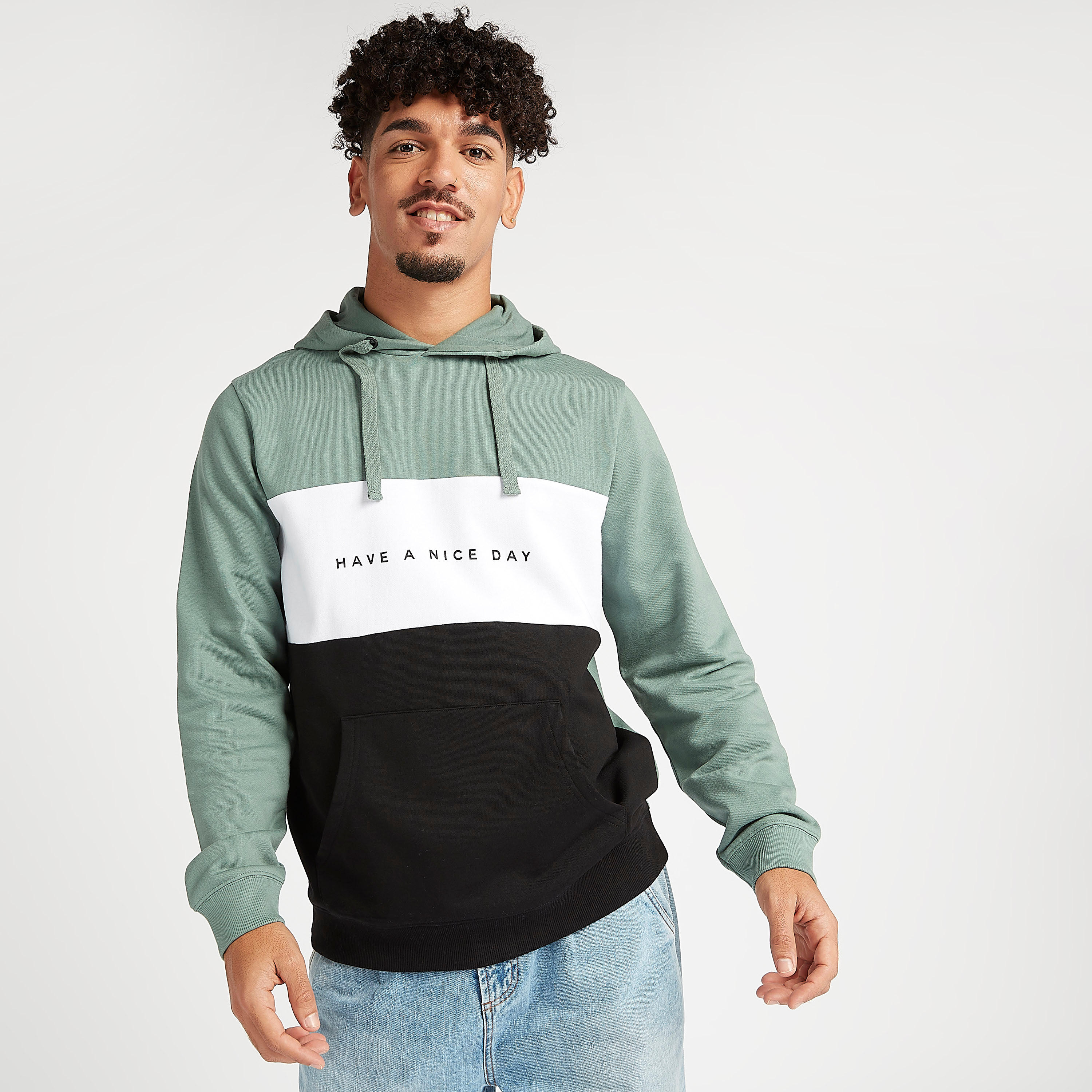 هودي مستدام بطبعات وتصاميم مغايرة وجيوب كنغر-men-winterwear-hoodiesandsweatshirts-image-5