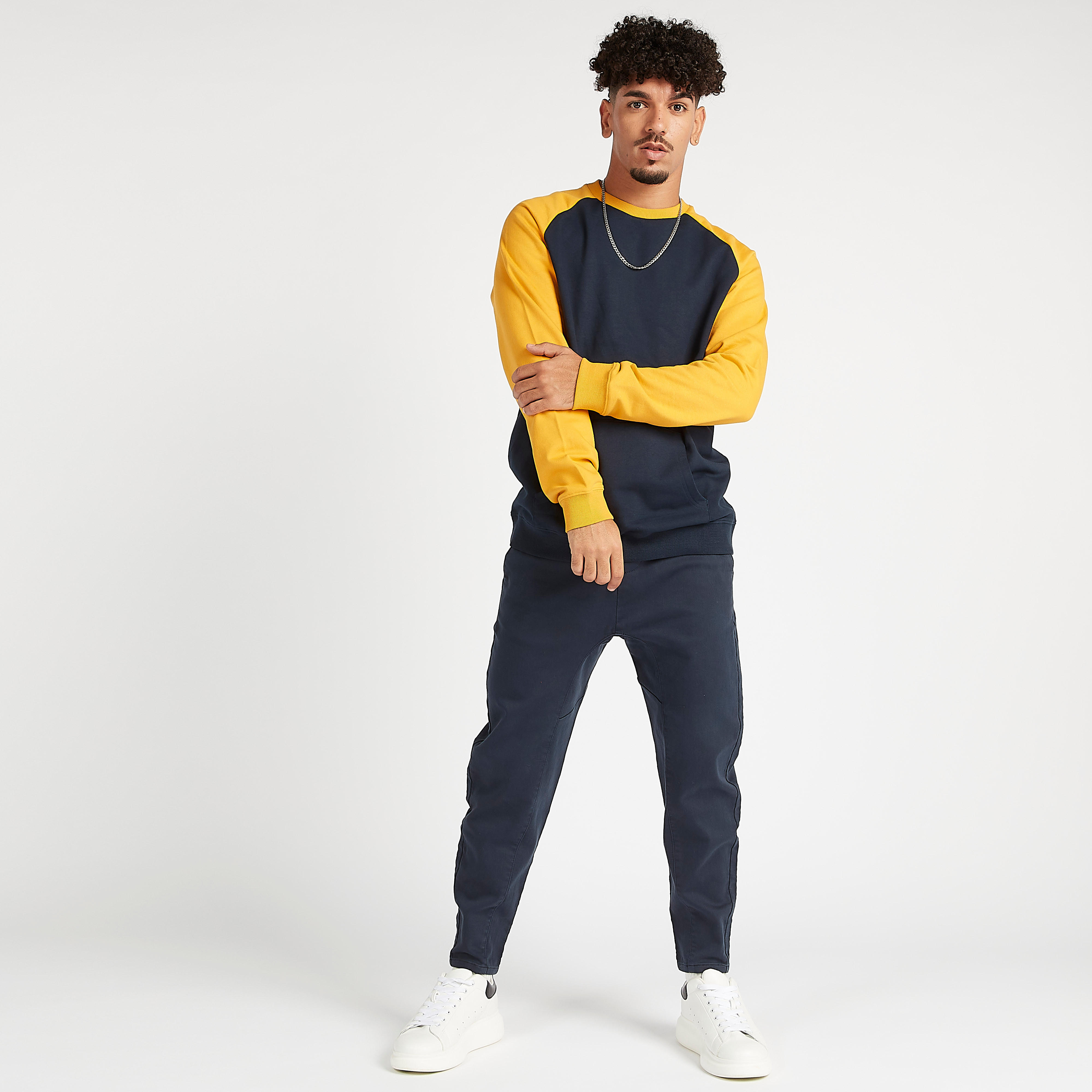 سويت شيرت مستدام بتصاميم مغايرة  وأكمام طويلة مغايرة-men-winterwear-hoodiesandsweatshirts-image-1