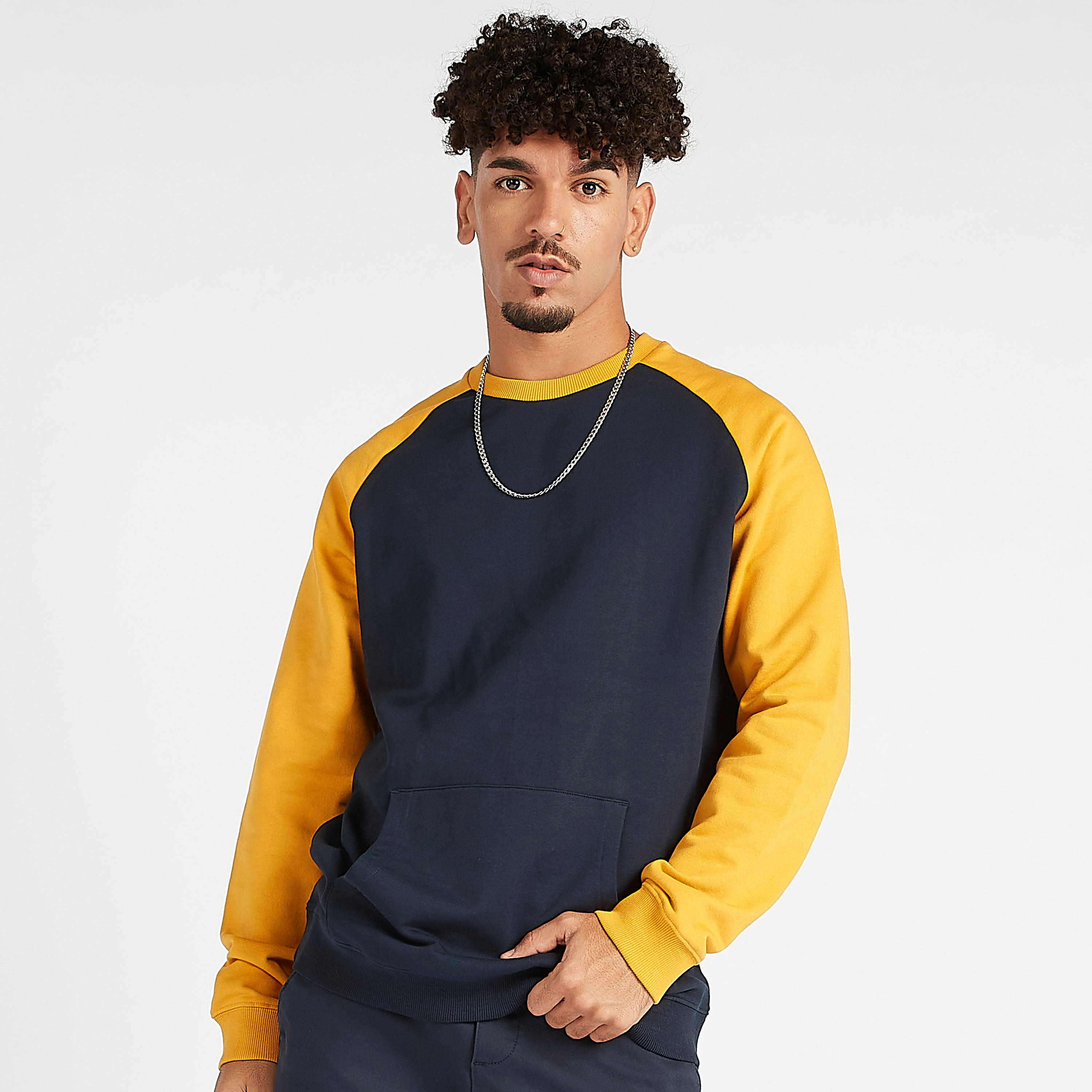 سويت شيرت مستدام بتصاميم مغايرة  وأكمام طويلة مغايرة-men-winterwear-hoodiesandsweatshirts-image-2
