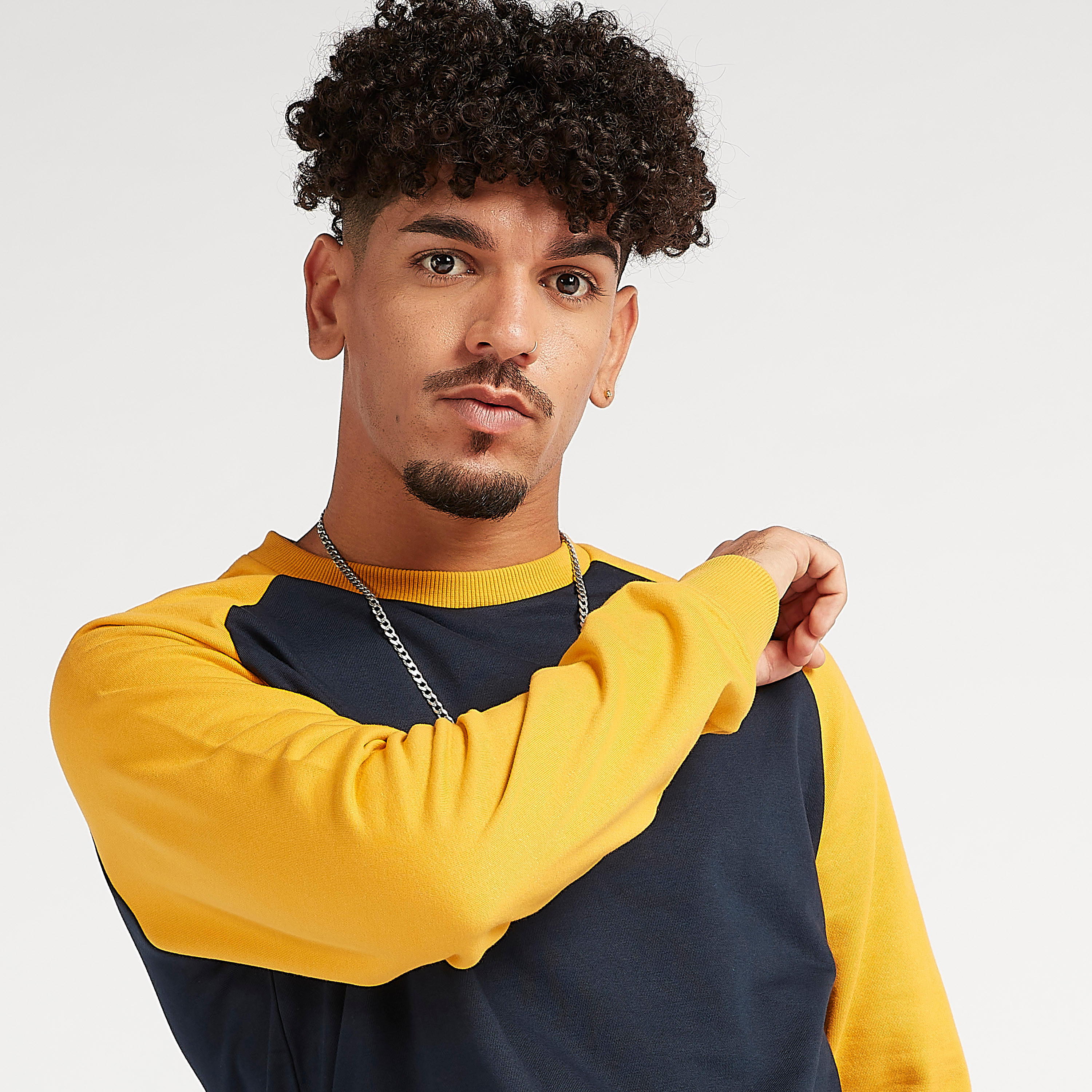 سويت شيرت مستدام بتصاميم مغايرة  وأكمام طويلة مغايرة-men-winterwear-hoodiesandsweatshirts-image-3