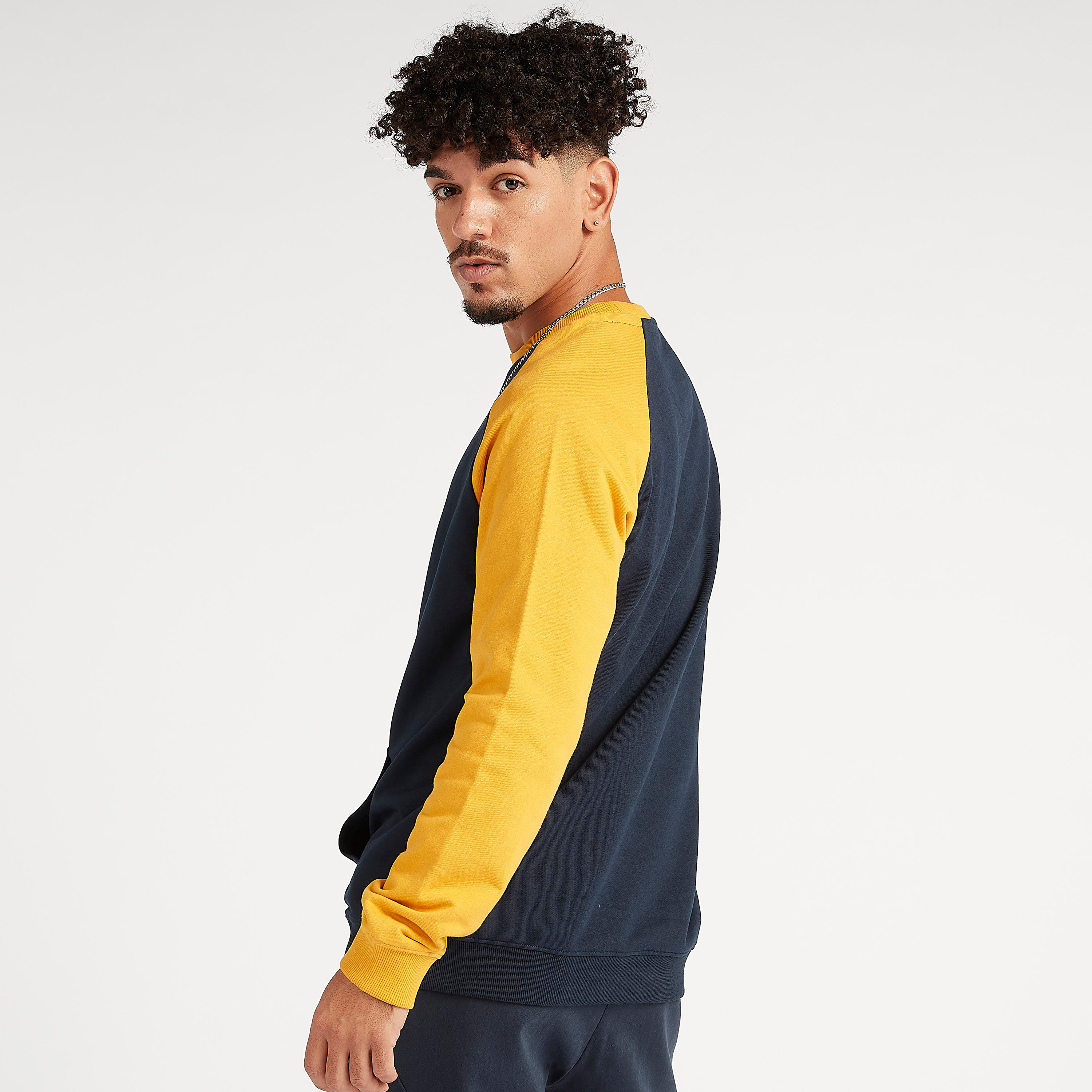 سويت شيرت مستدام بتصاميم مغايرة  وأكمام طويلة مغايرة-men-winterwear-hoodiesandsweatshirts-image-4