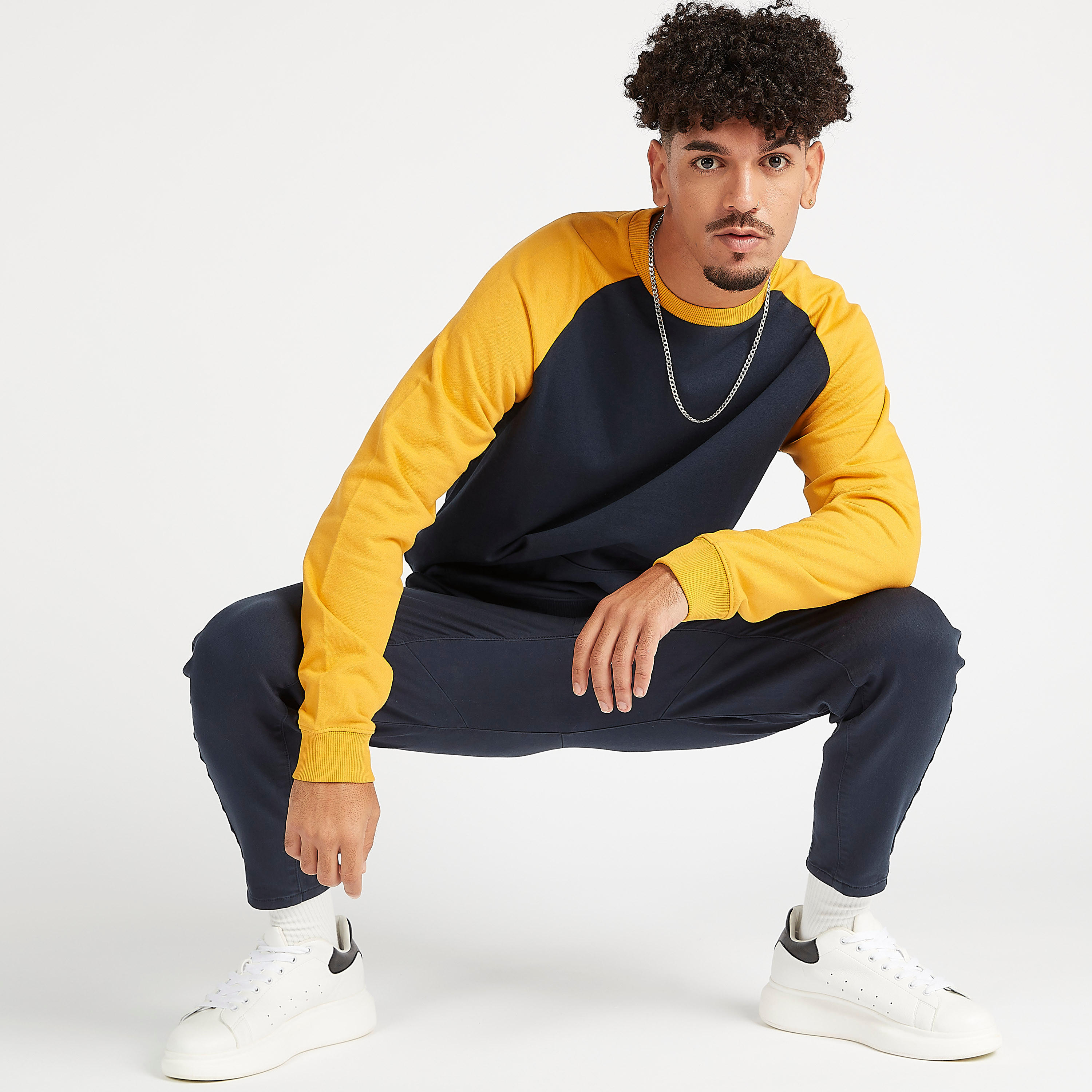 سويت شيرت مستدام بتصاميم مغايرة  وأكمام طويلة مغايرة-men-winterwear-hoodiesandsweatshirts-image-5