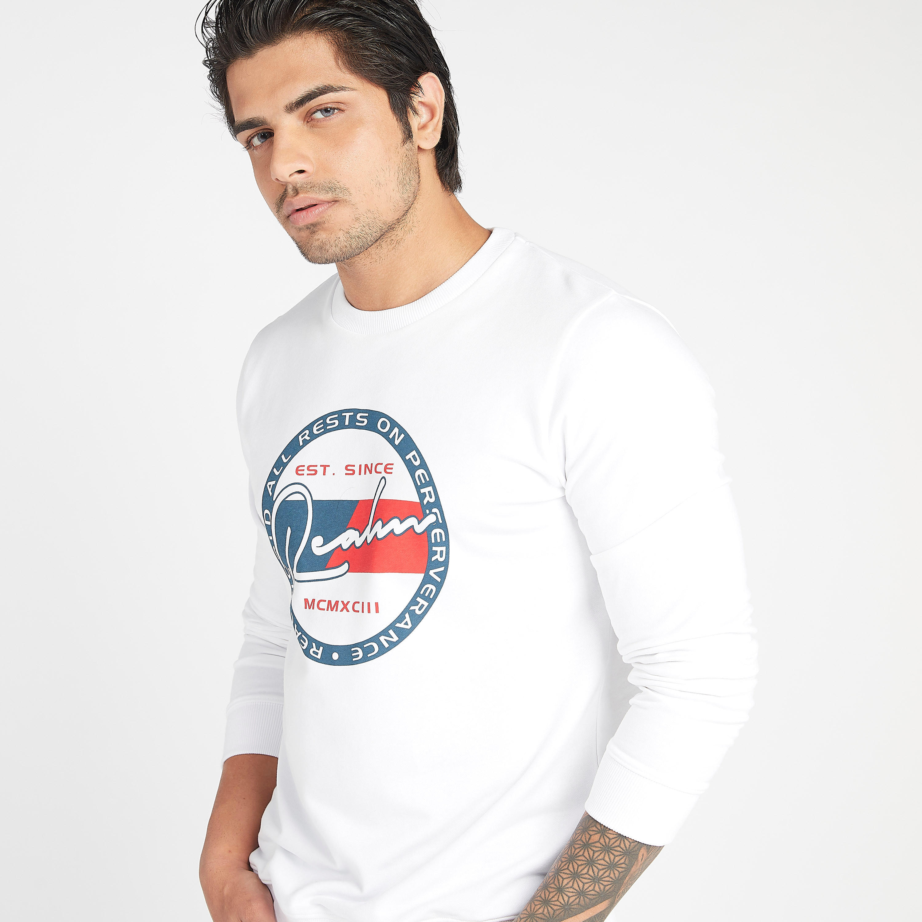 تيشيرت مستدام بياقة ضيّقة وأكمام قصيرة وطبعات جرافيك-men-winterwear-hoodiesandsweatshirts-image-1