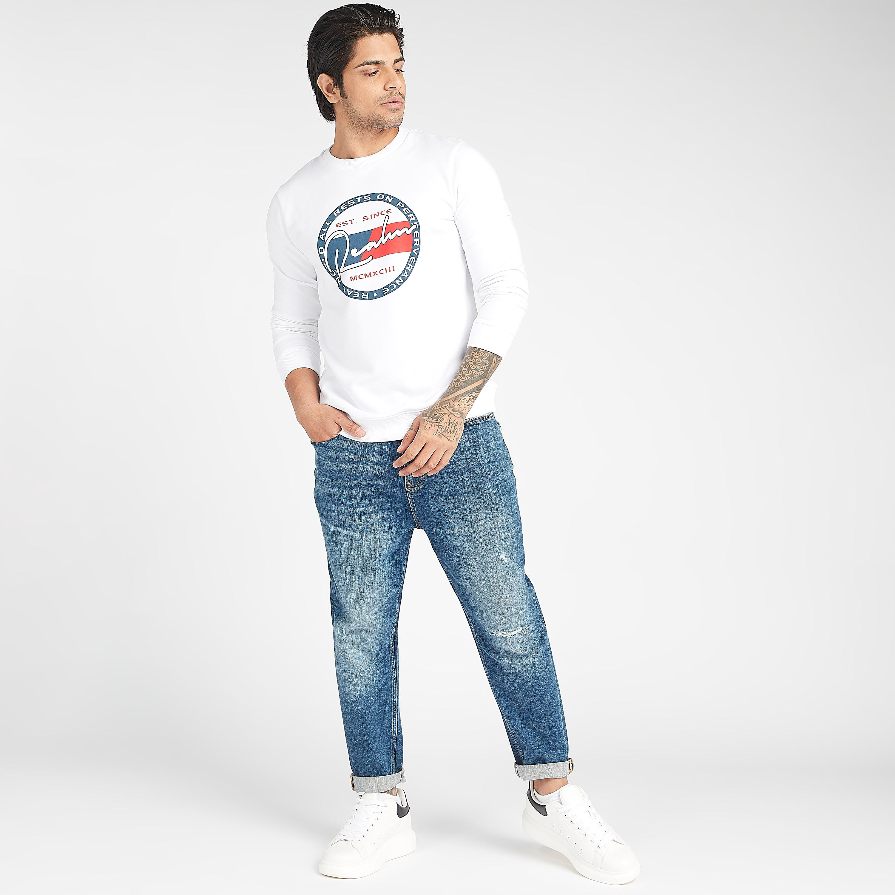 تيشيرت مستدام بياقة ضيّقة وأكمام قصيرة وطبعات جرافيك-men-winterwear-hoodiesandsweatshirts-image-2