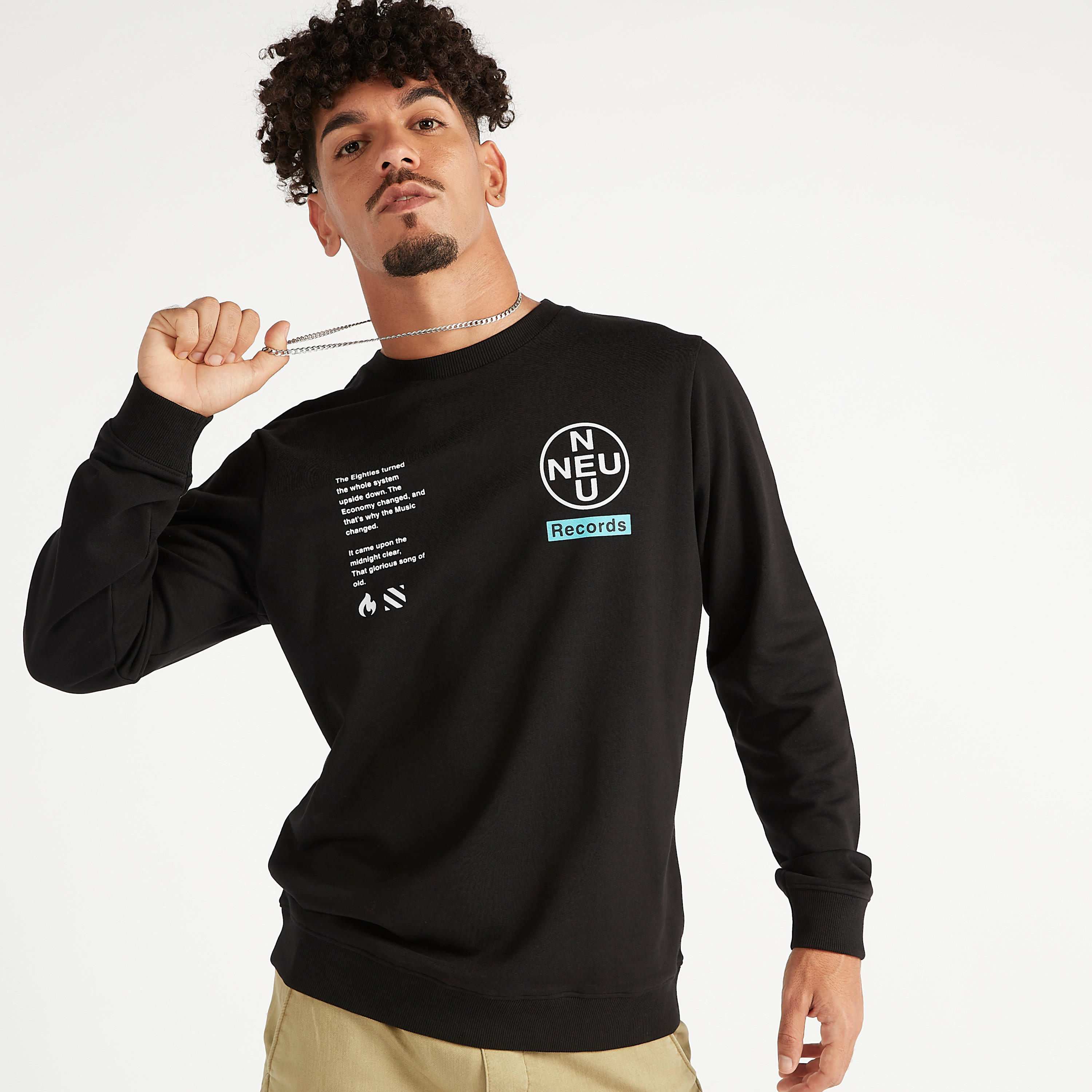 سويت شيرت مستدام بياقة ضيقة وأكمام طويلة وطبعات-men-winterwear-hoodiesandsweatshirts-image-1