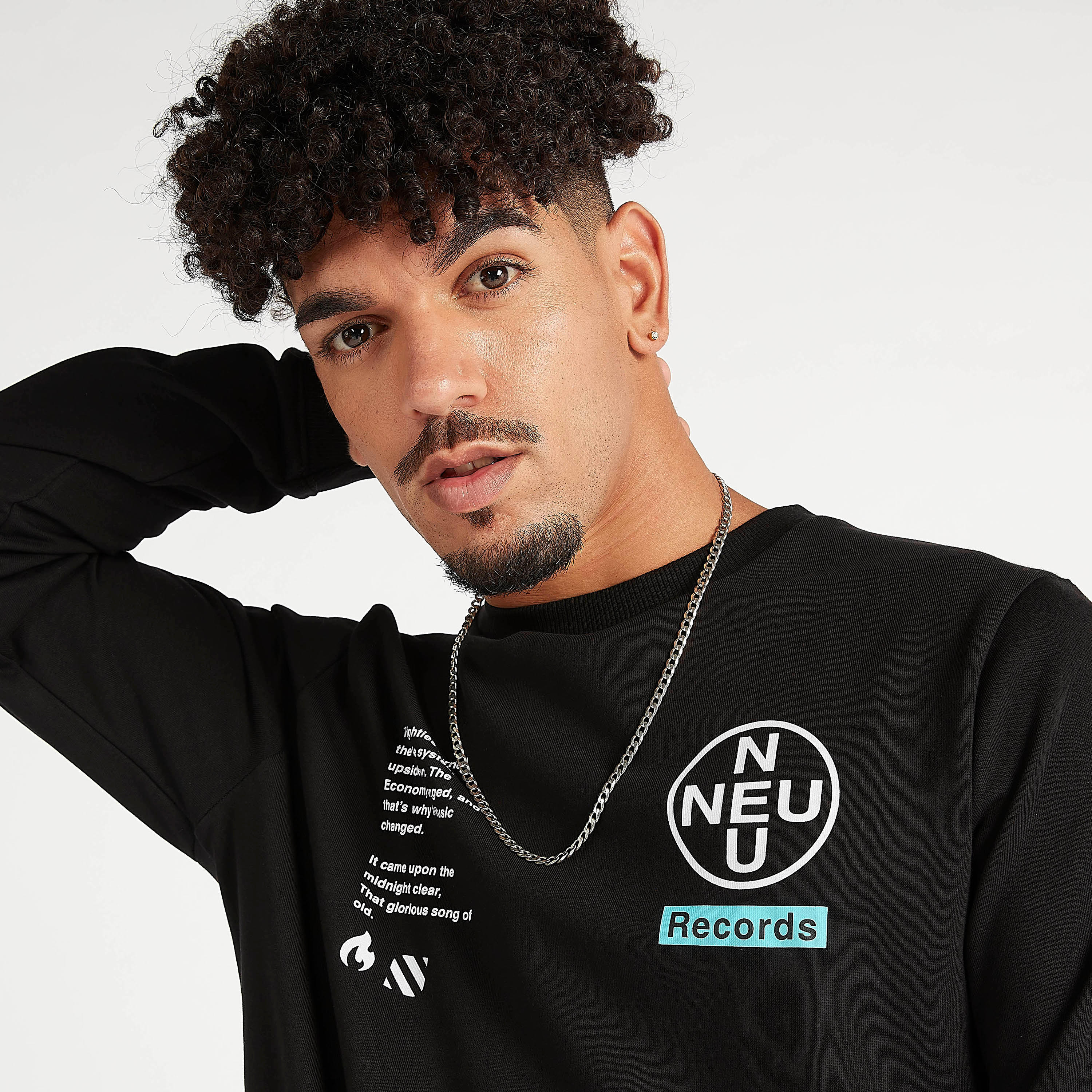 سويت شيرت مستدام بياقة ضيقة وأكمام طويلة وطبعات-men-winterwear-hoodiesandsweatshirts-image-3