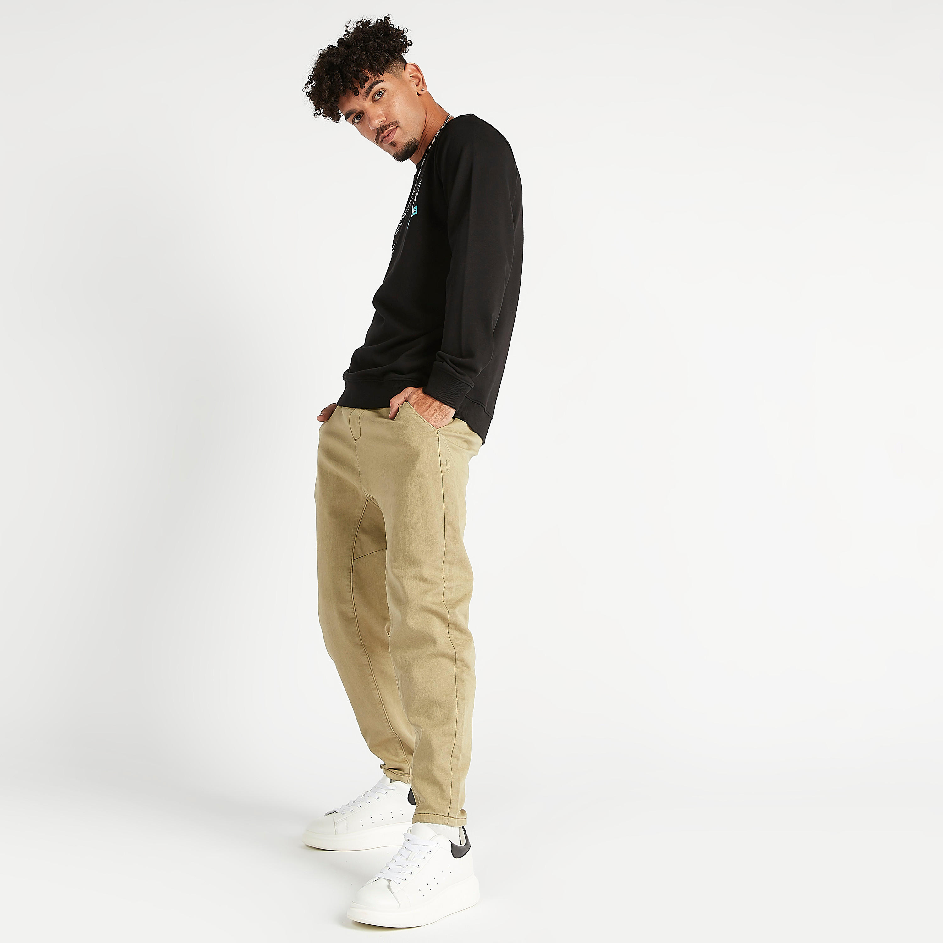 سويت شيرت مستدام بياقة ضيقة وأكمام طويلة وطبعات-men-winterwear-hoodiesandsweatshirts-image-4